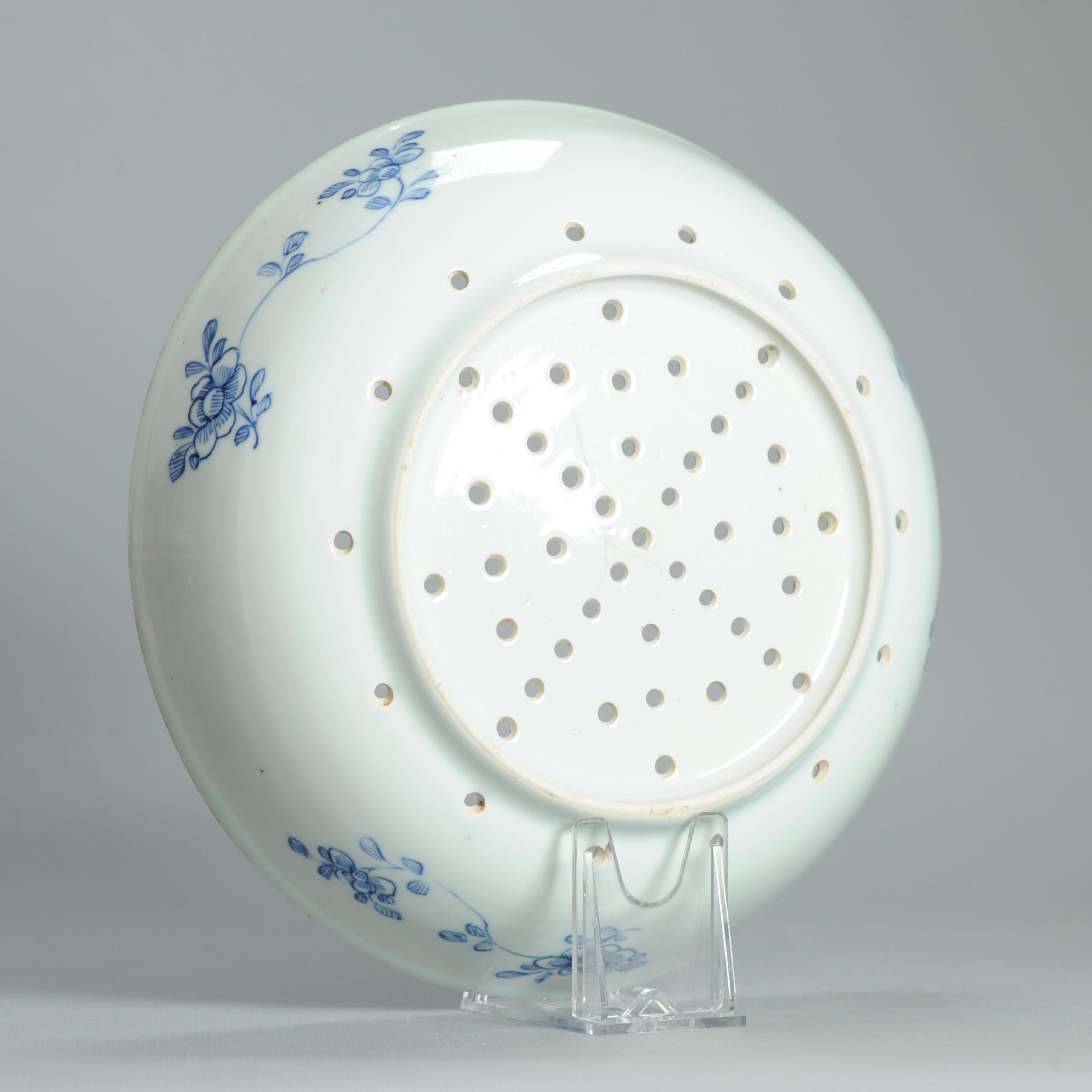 Paire de passoire en porcelaine bleu et blanc de la dynastie Qing - Dame dans une scène de jardin - 18ème C. en vente 7