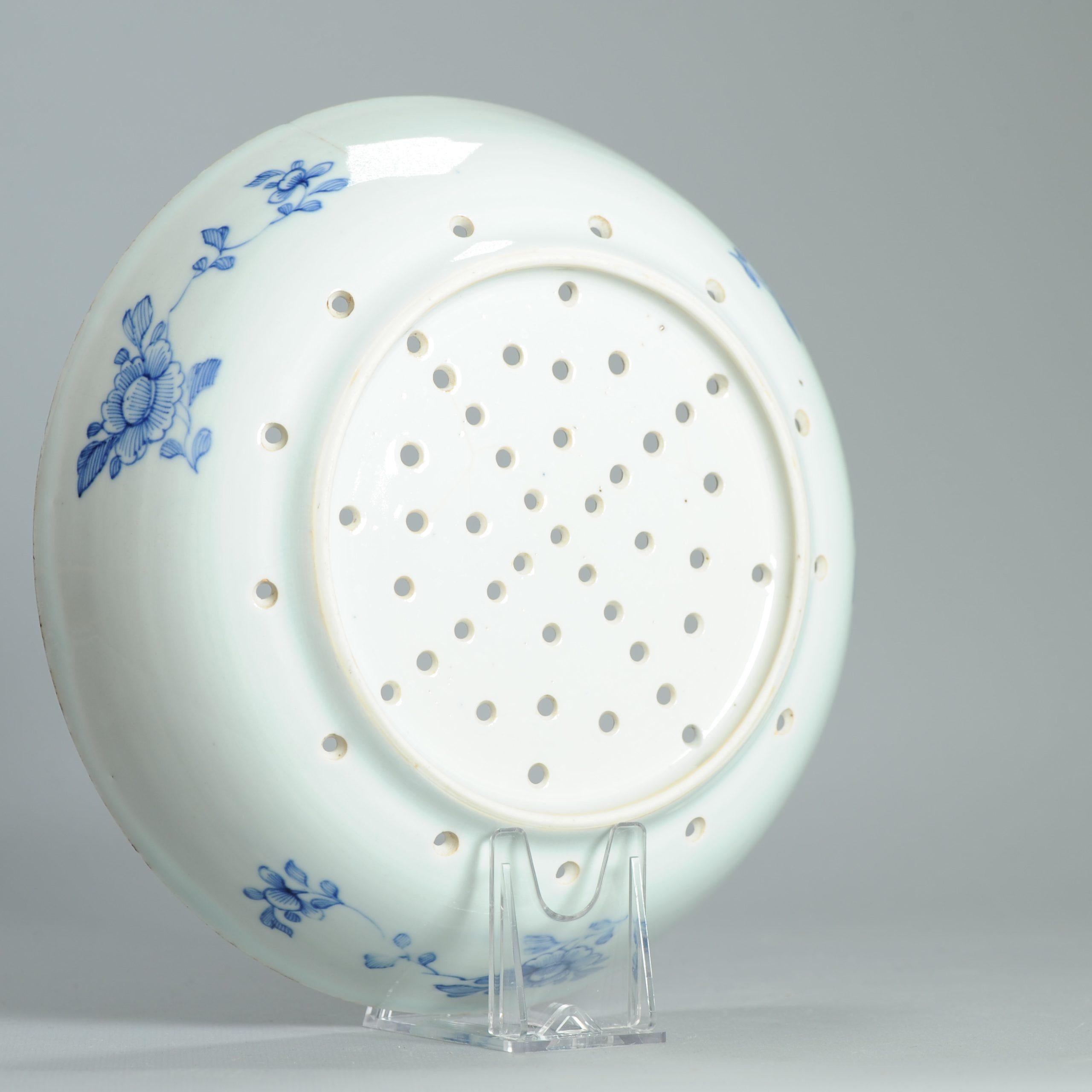 Paire de passoire en porcelaine bleu et blanc de la dynastie Qing - Dame dans une scène de jardin - 18ème C. en vente 6