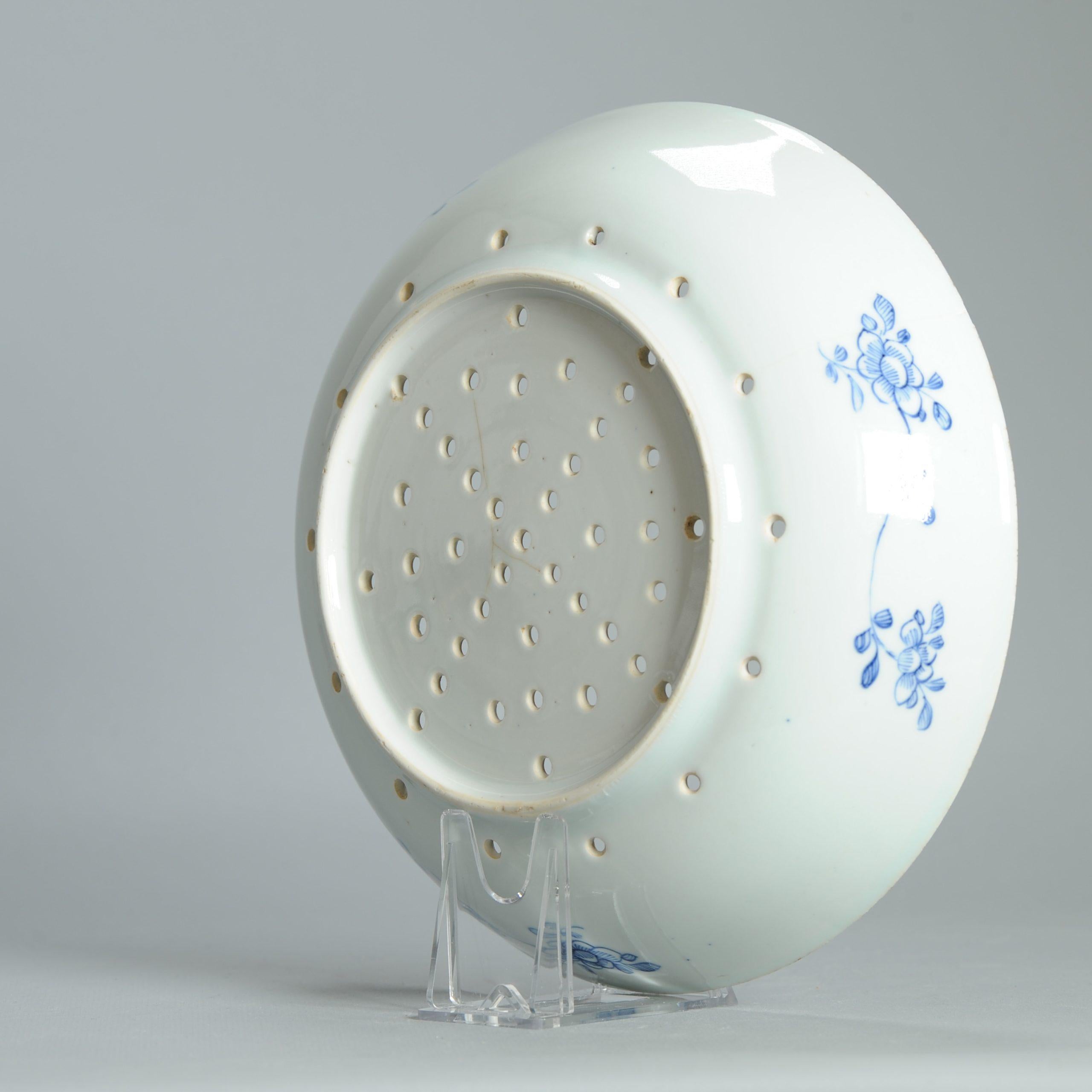 Paire de passoire en porcelaine bleu et blanc de la dynastie Qing - Dame dans une scène de jardin - 18ème C. en vente 8