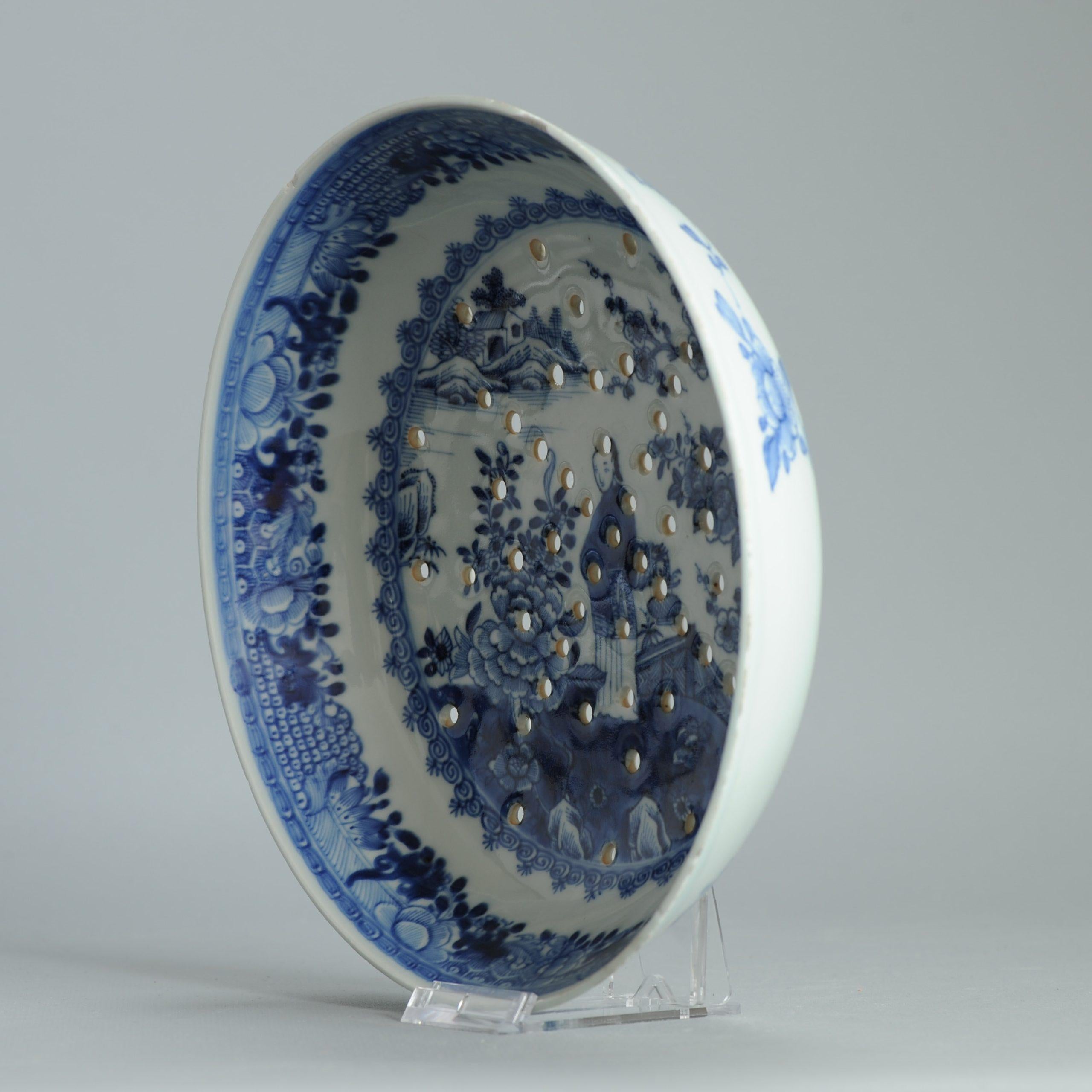 Paire de passoire en porcelaine bleu et blanc de la dynastie Qing - Dame dans une scène de jardin - 18ème C. en vente 10
