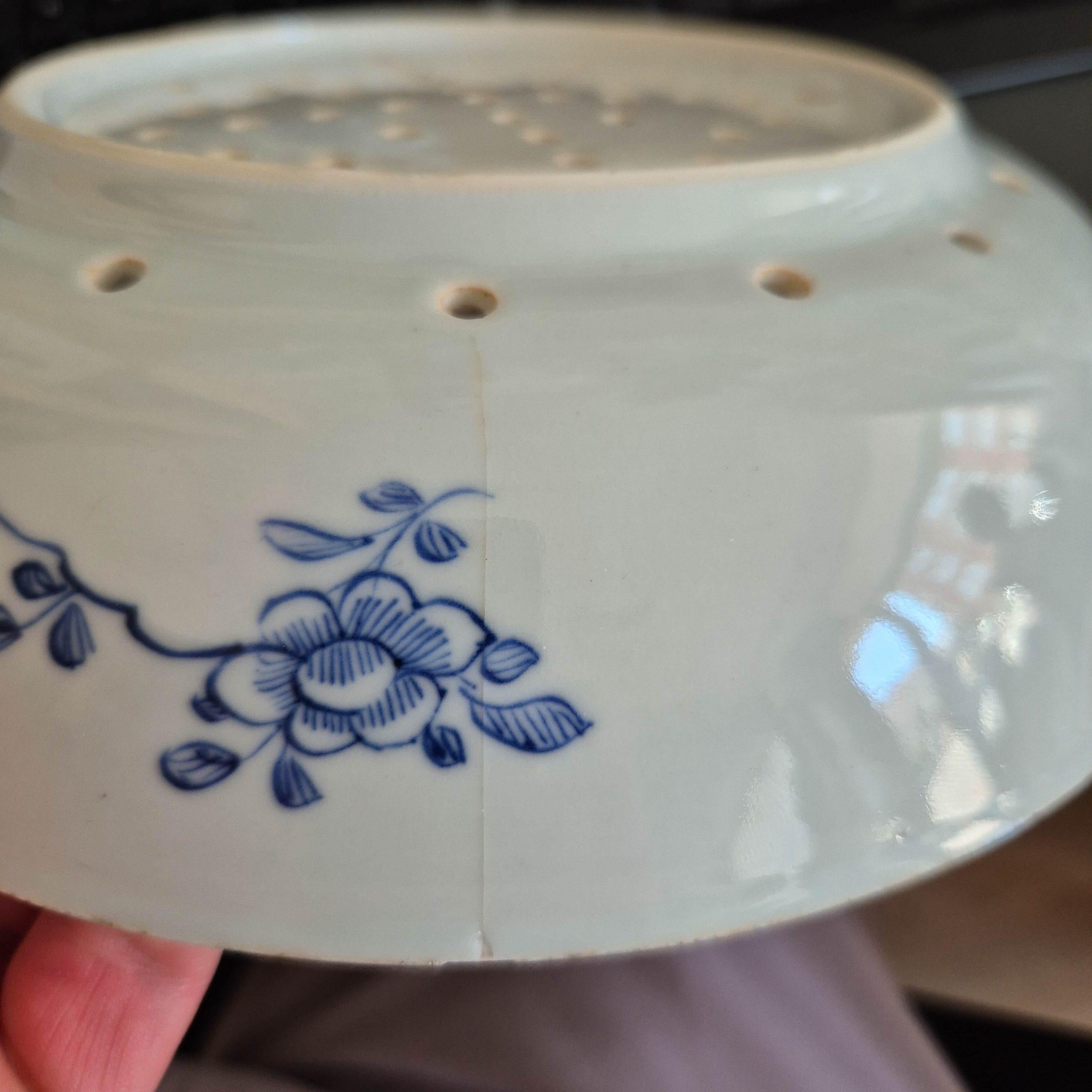 Paire de passoire en porcelaine bleu et blanc de la dynastie Qing - Dame dans une scène de jardin - 18ème C. en vente 5