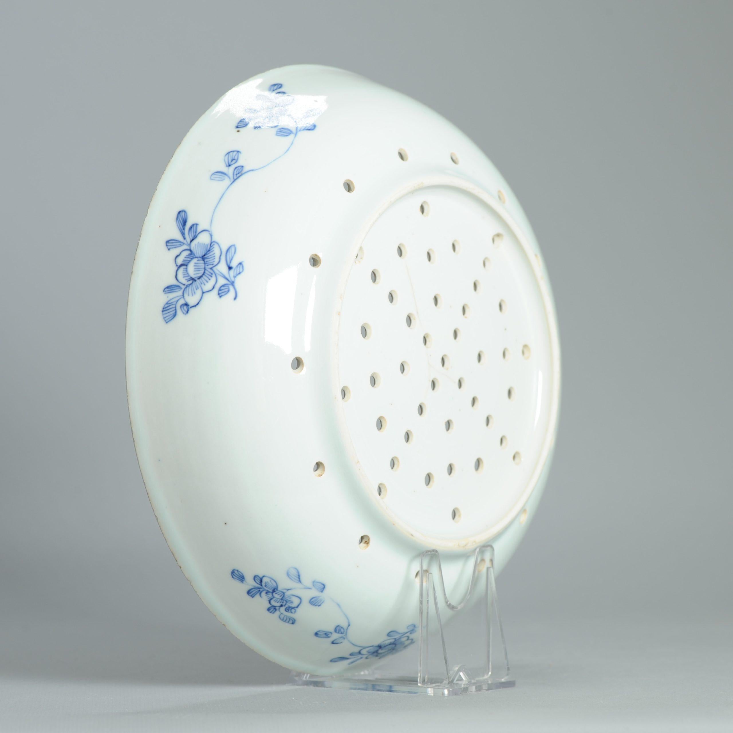 Paire de passoire en porcelaine bleu et blanc de la dynastie Qing - Dame dans une scène de jardin - 18ème C. en vente 11