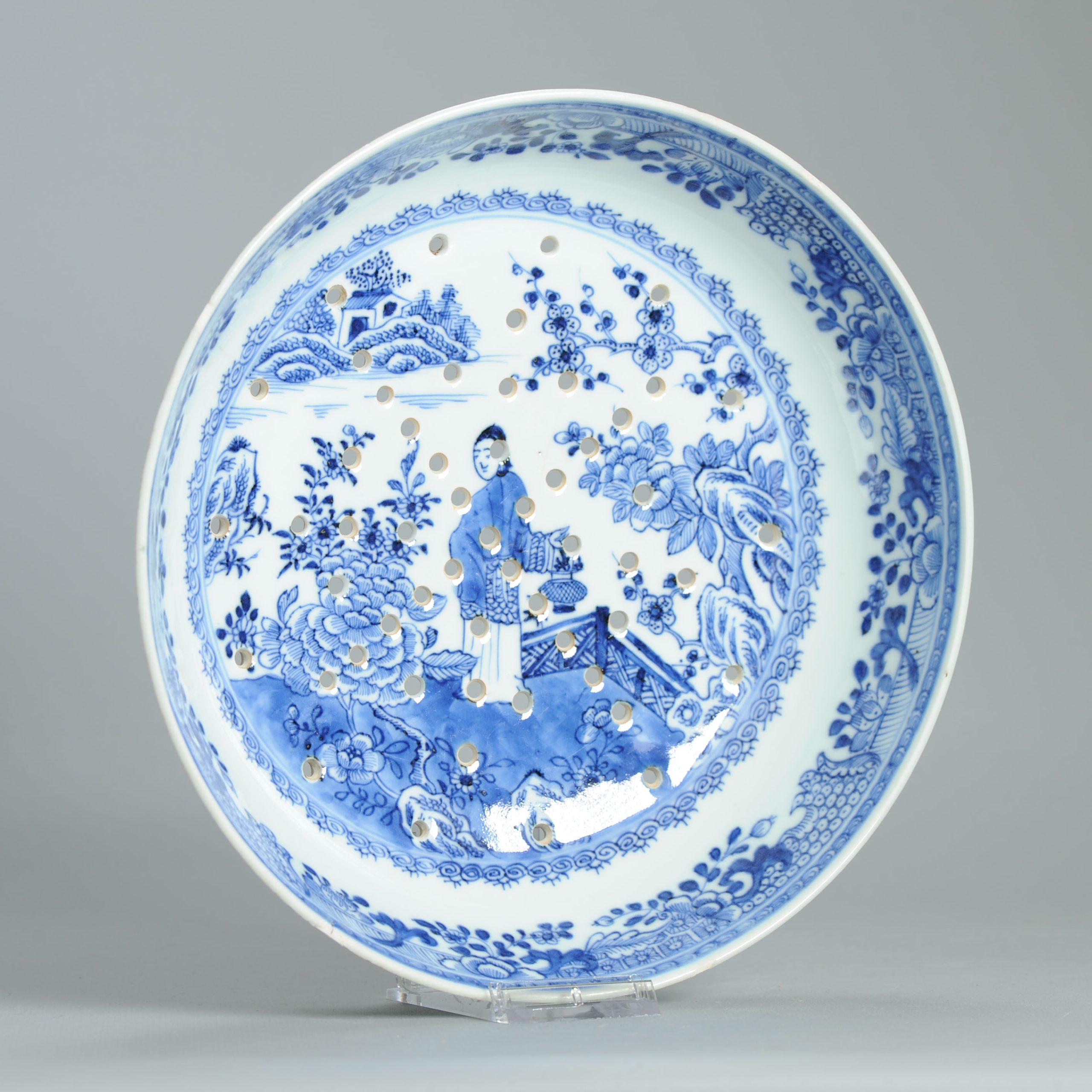 Paire de passoire en porcelaine bleu et blanc de la dynastie Qing - Dame dans une scène de jardin - 18ème C. en vente 12