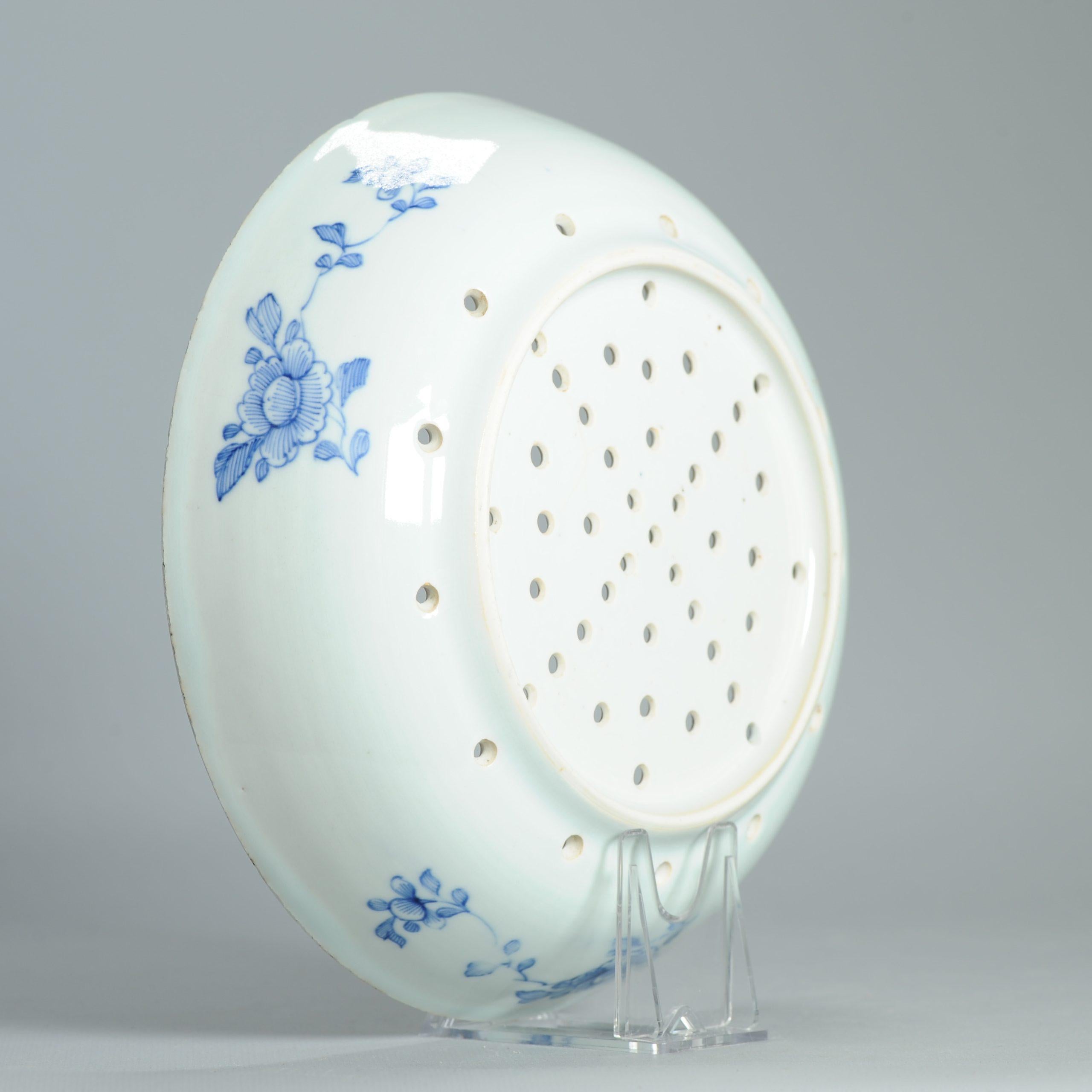 Paire de passoire en porcelaine bleu et blanc de la dynastie Qing - Dame dans une scène de jardin - 18ème C. en vente 13