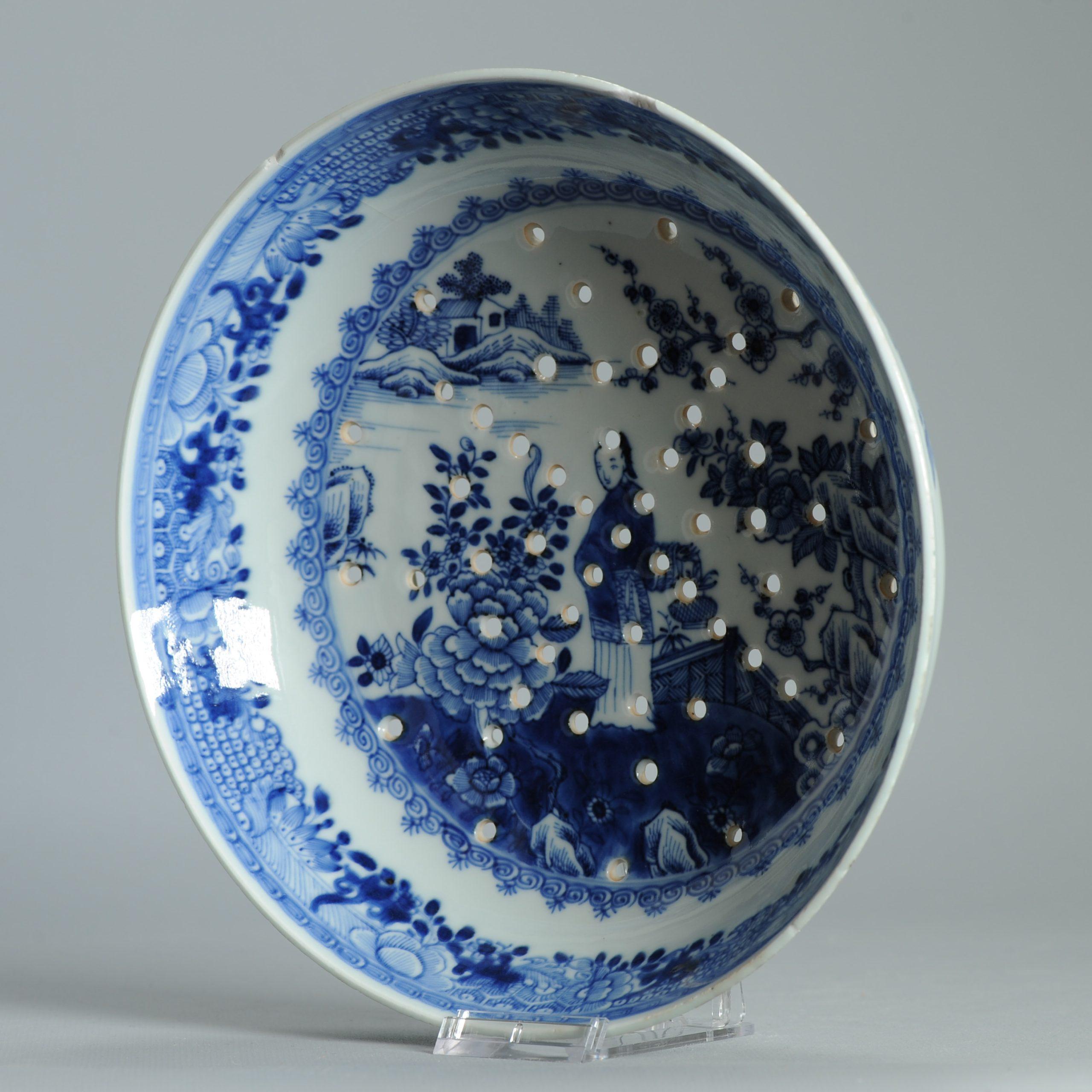 Paire de passoire en porcelaine bleu et blanc de la dynastie Qing - Dame dans une scène de jardin - 18ème C. en vente 9