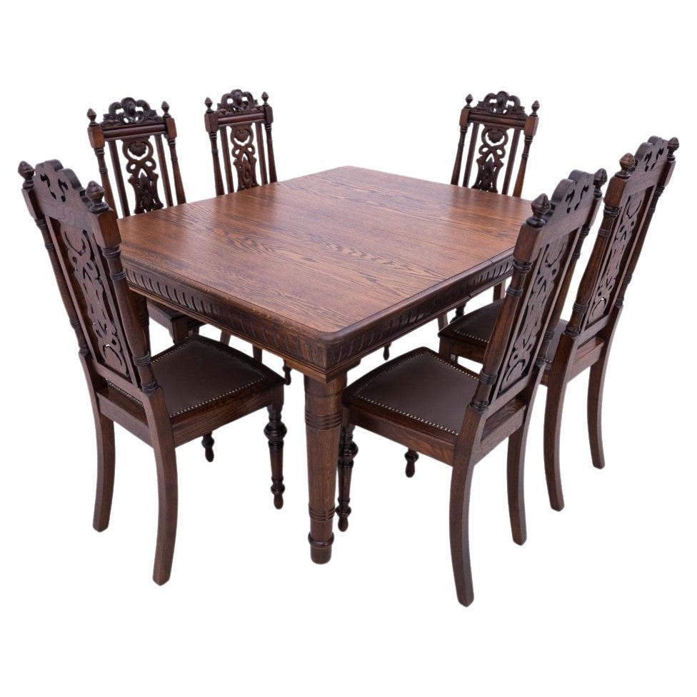 Ensemble de salle à manger, table + 6 chaises, Europe du Nord, vers 1930. en vente