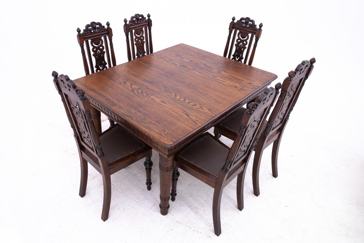 Ensemble de salle à manger, table + 12 chaises, Europe du Nord, vers 1930.

Très bon état, après rénovation professionnelle et remplacement de la sellerie par du cuir neuf.

Bois : chêne

Dimensions :

Chaises : hauteur 110 cm / hauteur d'assise 47