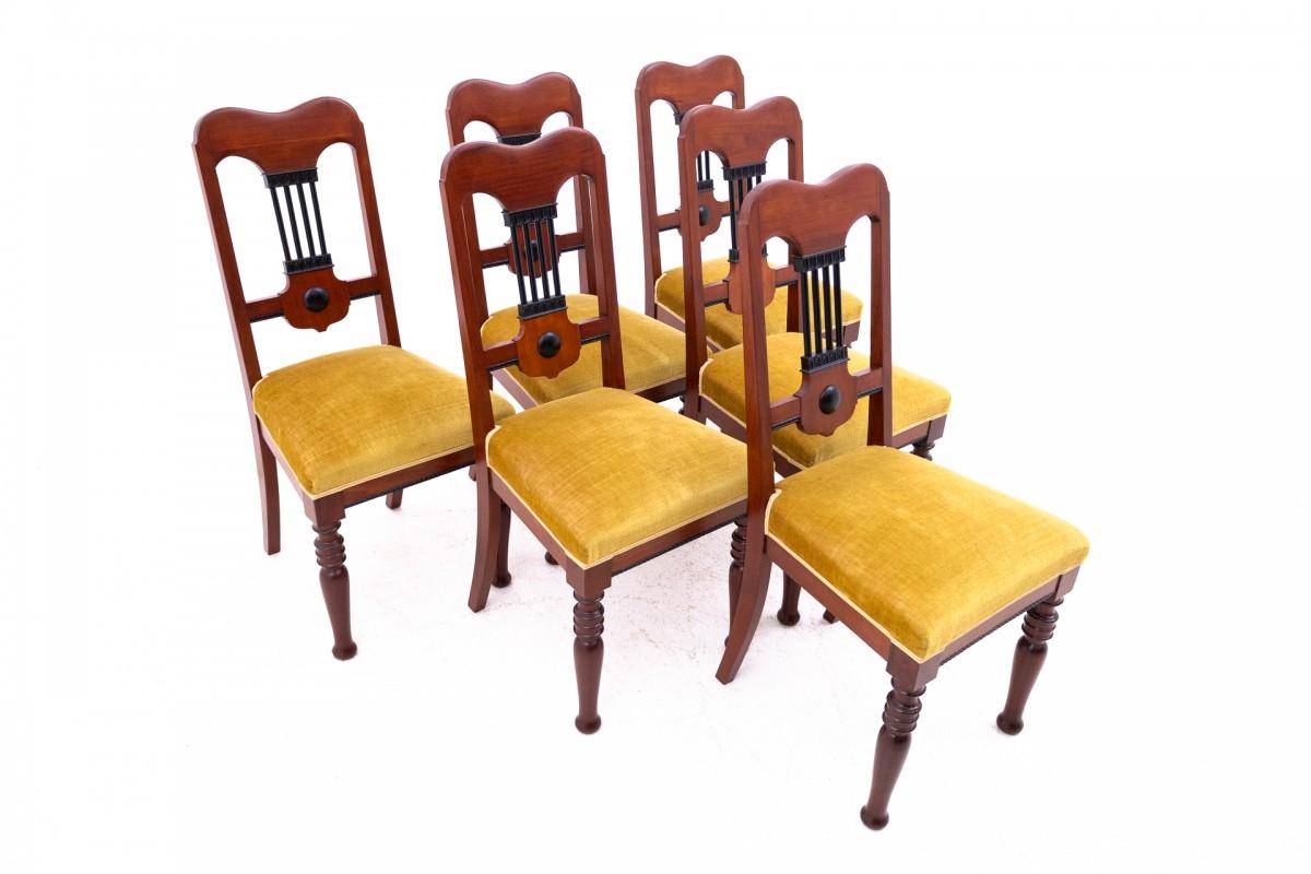 French A table and four chairs from the early 20th century. For Sale