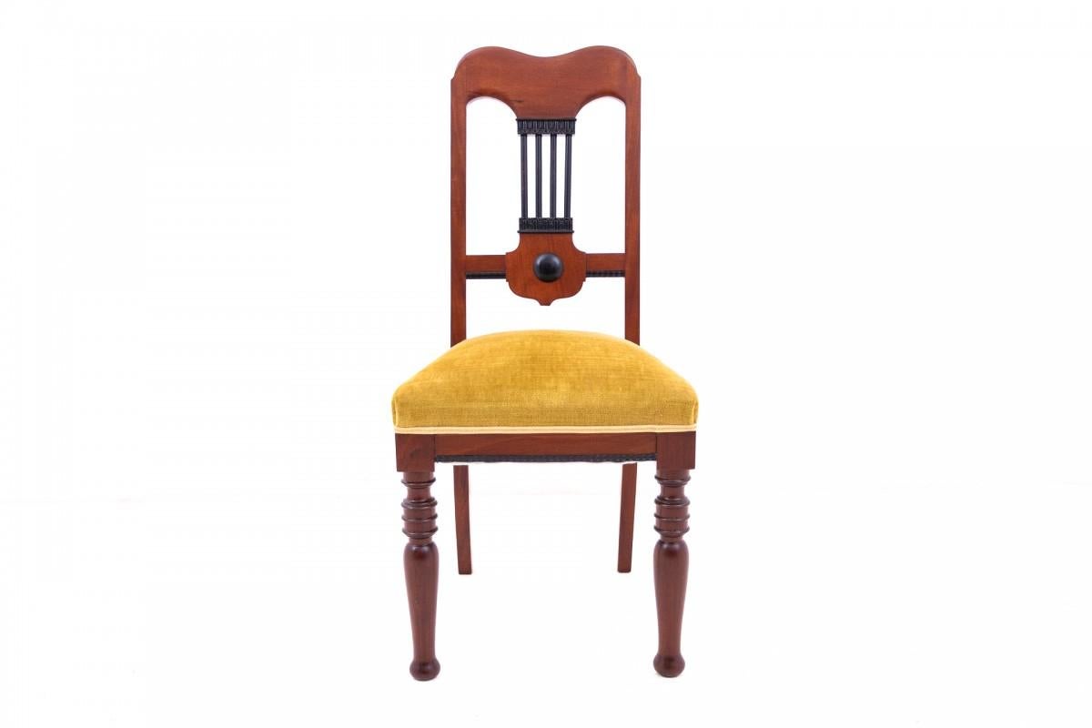 A table and four chairs from the early 20th century. In Good Condition For Sale In Chorzów, PL