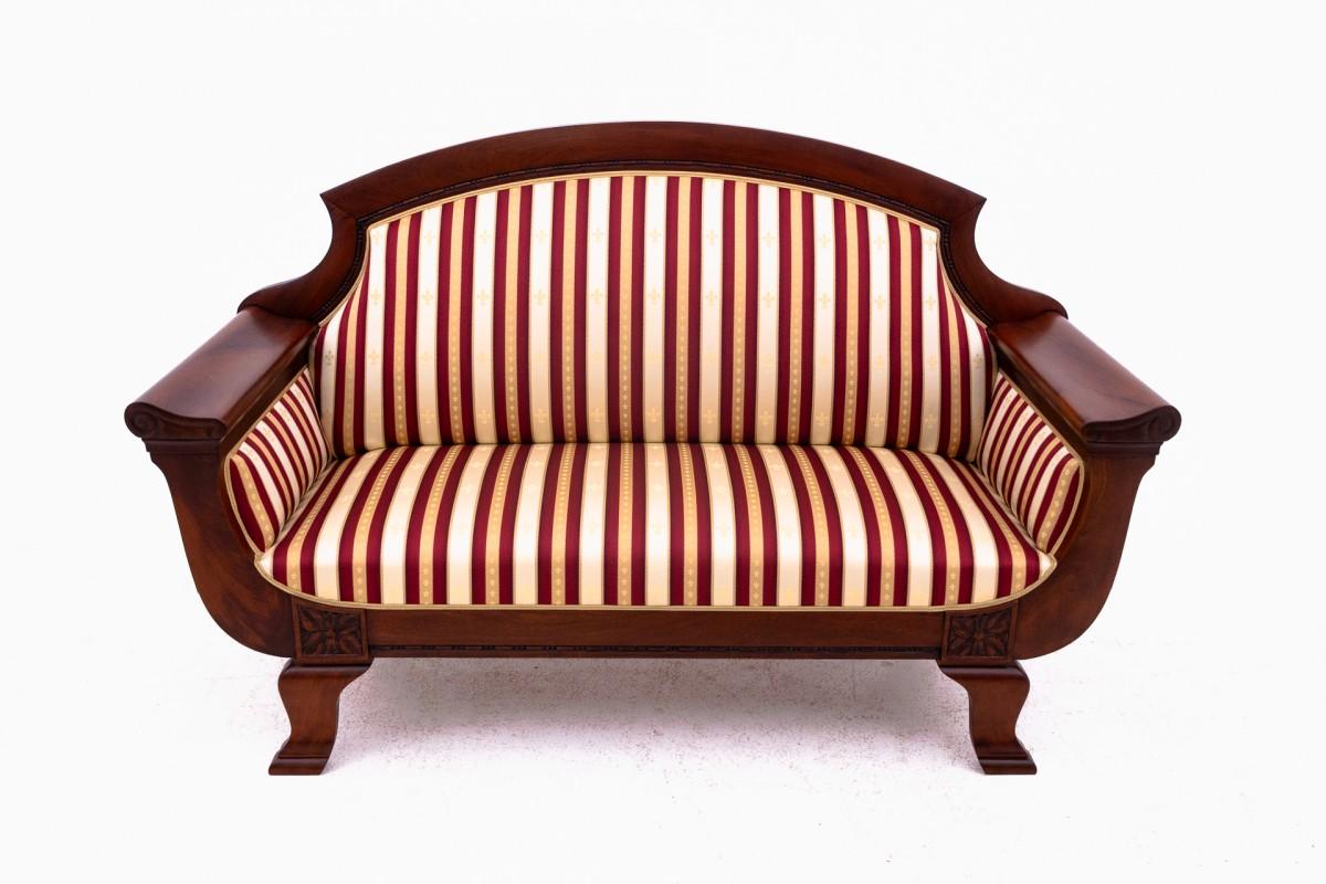 Sofá antiguo de alrededor de 1880 procedente del norte de Europa.

Muebles en muy buen estado, tras una renovación profesional. El sofá se ha tapizado con tela nueva.

Dimensiones: altura 115 cm / altura asiento 50 cm / anchura 184 cm / profundidad