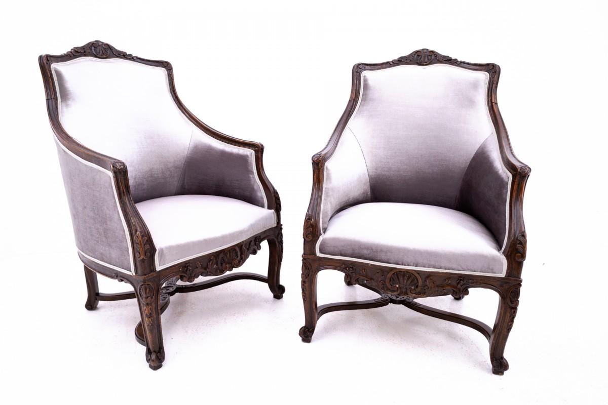 Due poltrone realizzate in Francia, nel 1890 circa.

In ottime condizioni, dopo una ristrutturazione professionale e la sostituzione della tappezzeria con materiale sintetico in velluto grigio lucido. 

Wood: Oak

Dimensioni: altezza 103 cm altezza