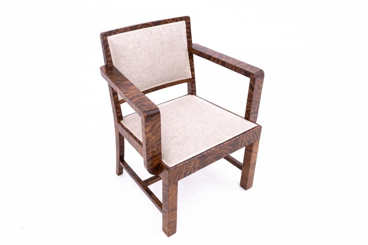 Sillón Art Déco, Polonia, años 40. 


Un sillón minimalista y geométrico característico del estilo Art Déco. Chapado de nogal con un bello y rico veteado.


El mobiliario está en muy buen estado, tras una renovación profesional. La madera se ha