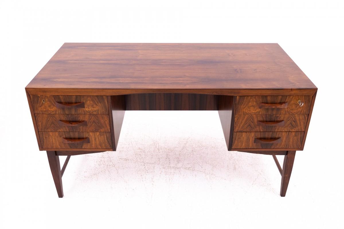 Scrivania degli anni '60, Danimarca.

La scrivania è un esempio di design classico danese. La forma semplice e minimalista con funzionalità simultanee si adatta perfettamente agli interni di oggi e alle esigenze degli utenti di oggi.

In ottime