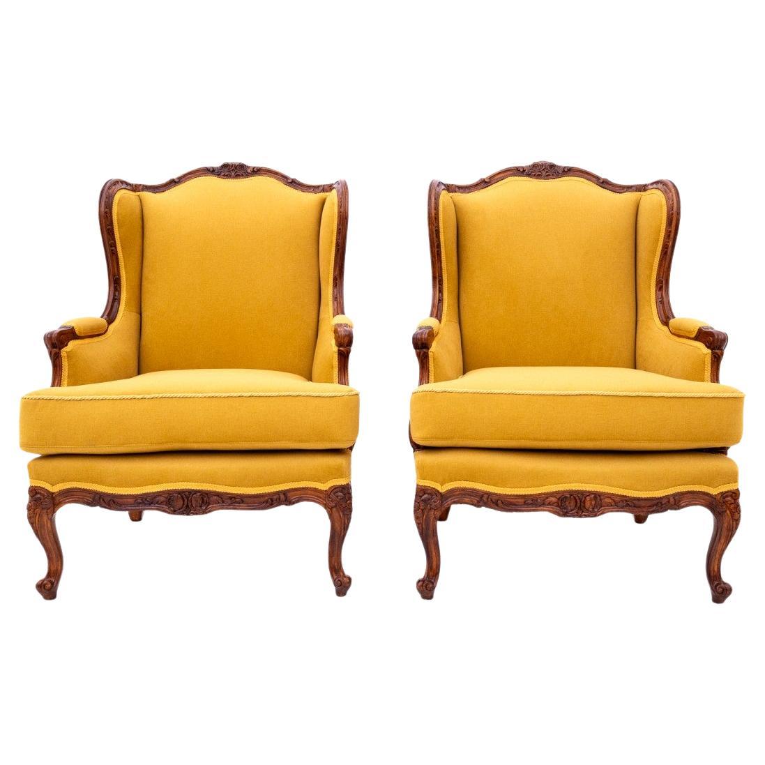 Paire de fauteuils à oreilles, France, vers 1920.