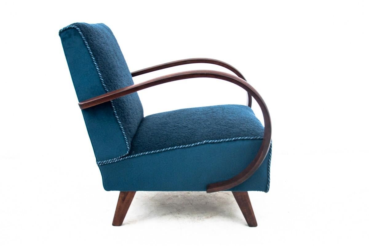 Noyer Fauteuil Art Déco des années 1930. Fauteuils conçus par J. Halabal. en vente