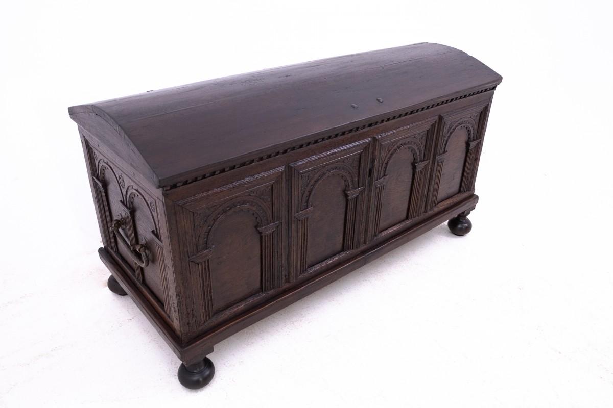 Néo-Renaissance Coffre ancien du milieu du 19ème siècle, France. en vente