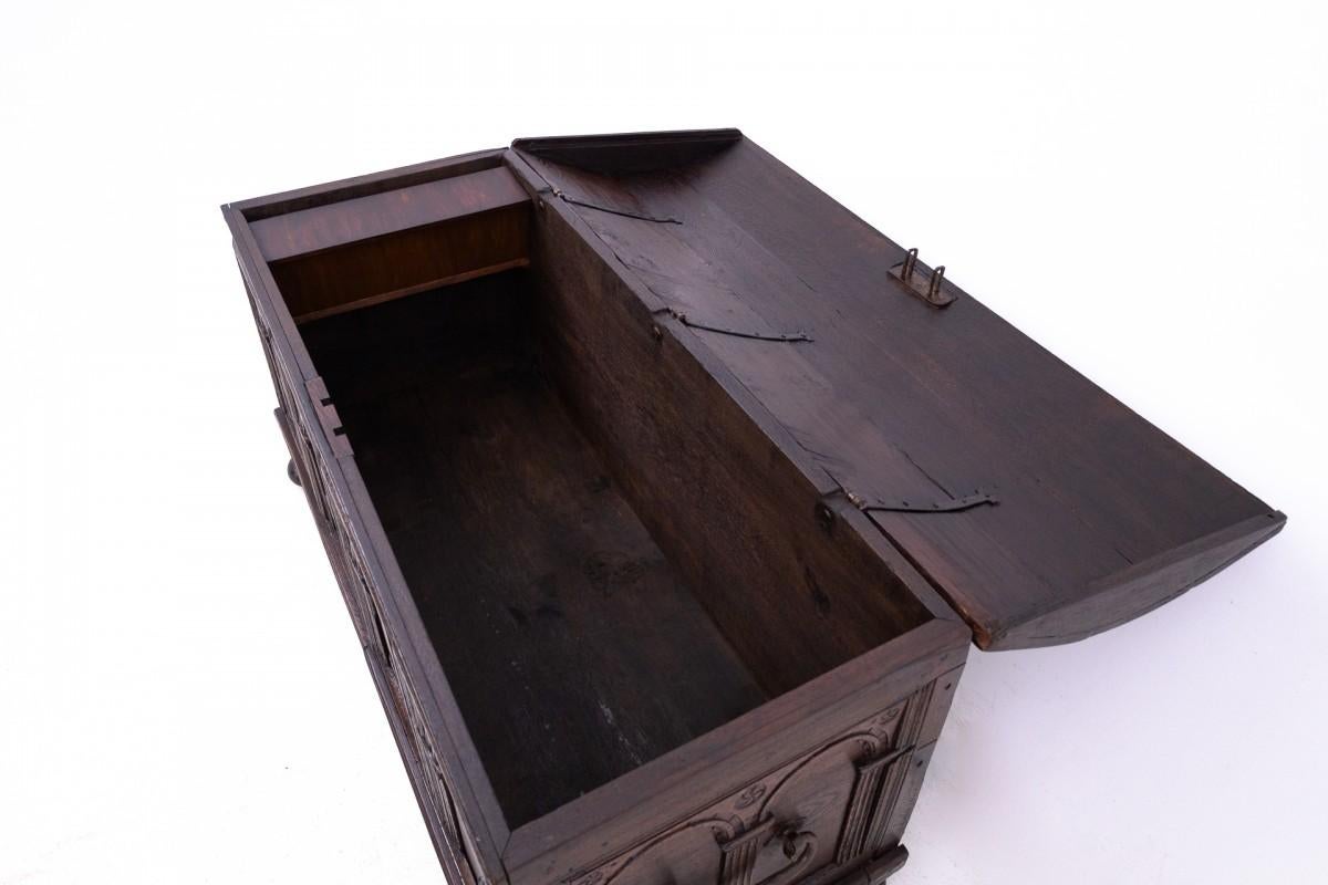 Coffre ancien du milieu du 19ème siècle, France. Bon état - En vente à Chorzów, PL