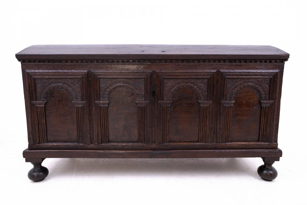 Grand coffre ancien du milieu du 19e siècle.

Meubles en très bon état, après une rénovation professionnelle.

Dimensions : hauteur 94 cm / largeur 174 cm / profondeur 76 cm