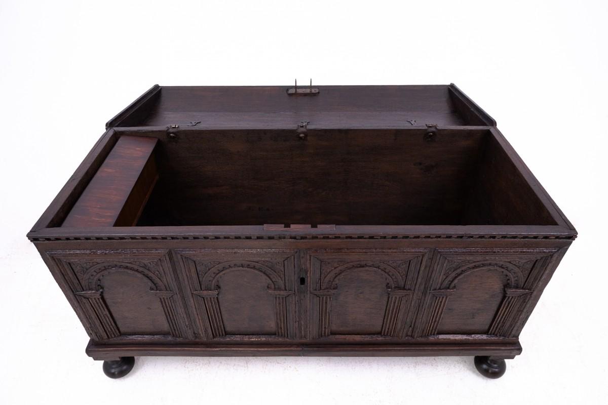 Chêne Coffre ancien du milieu du 19ème siècle, France. en vente