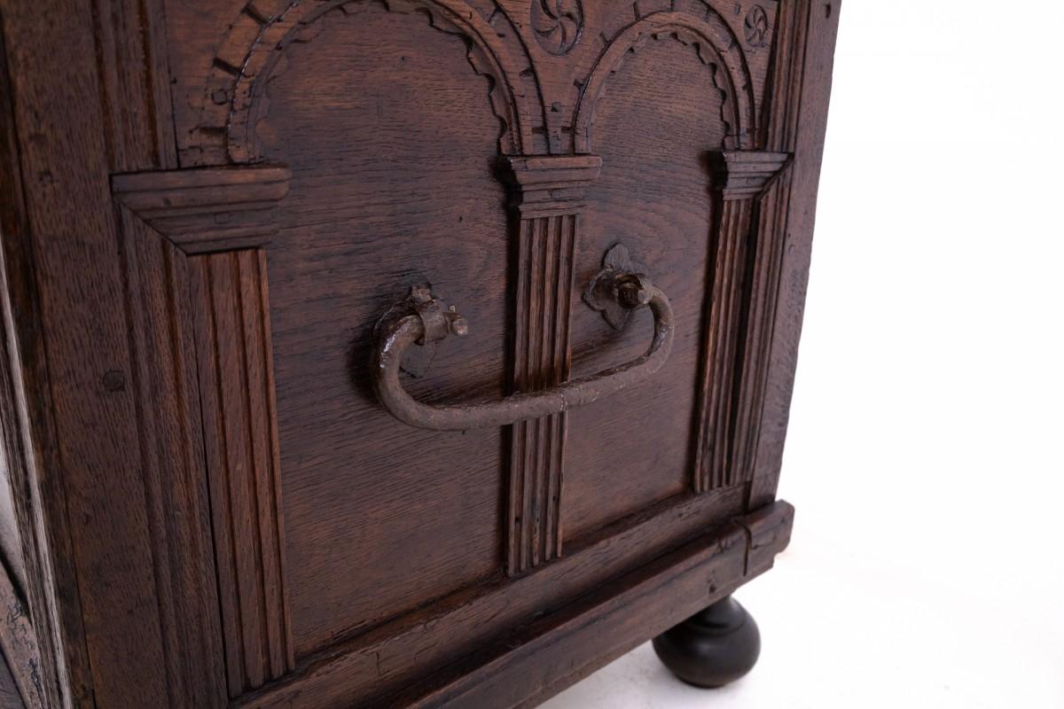 Coffre ancien du milieu du 19ème siècle, France. en vente 5
