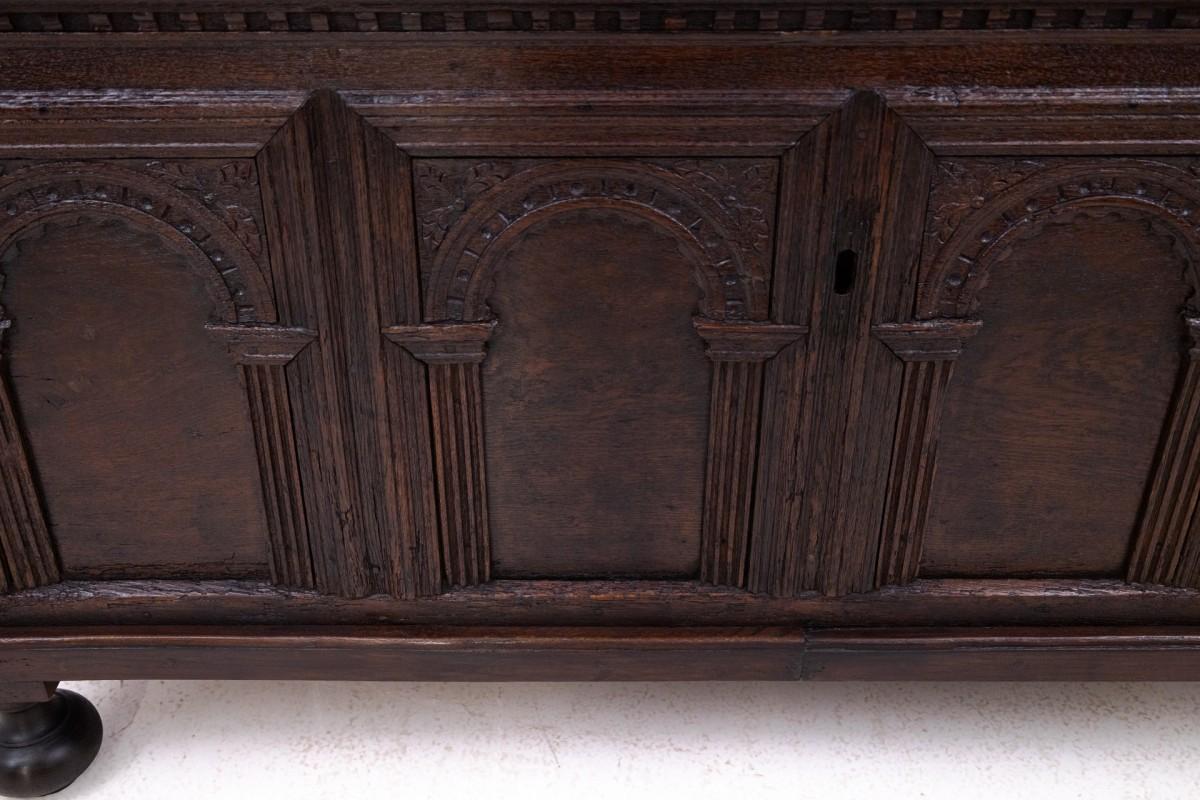 Coffre ancien du milieu du 19ème siècle, France. en vente 3