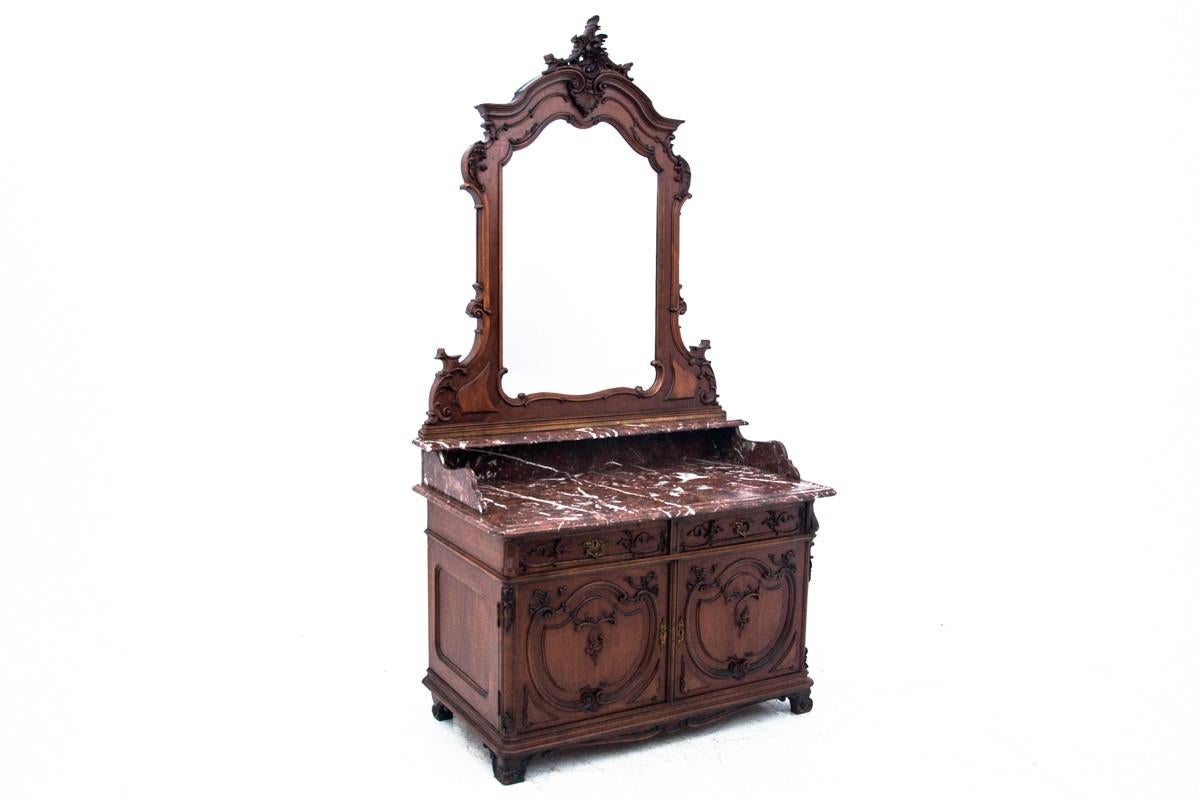 Une coiffeuse ancienne de la fin du 19e siècle. Meubles en très bon état.

Origine : France

Bois : noyer

Dimensions : hauteur 220 cm / largeur 118 cm / profondeur. 63 cm