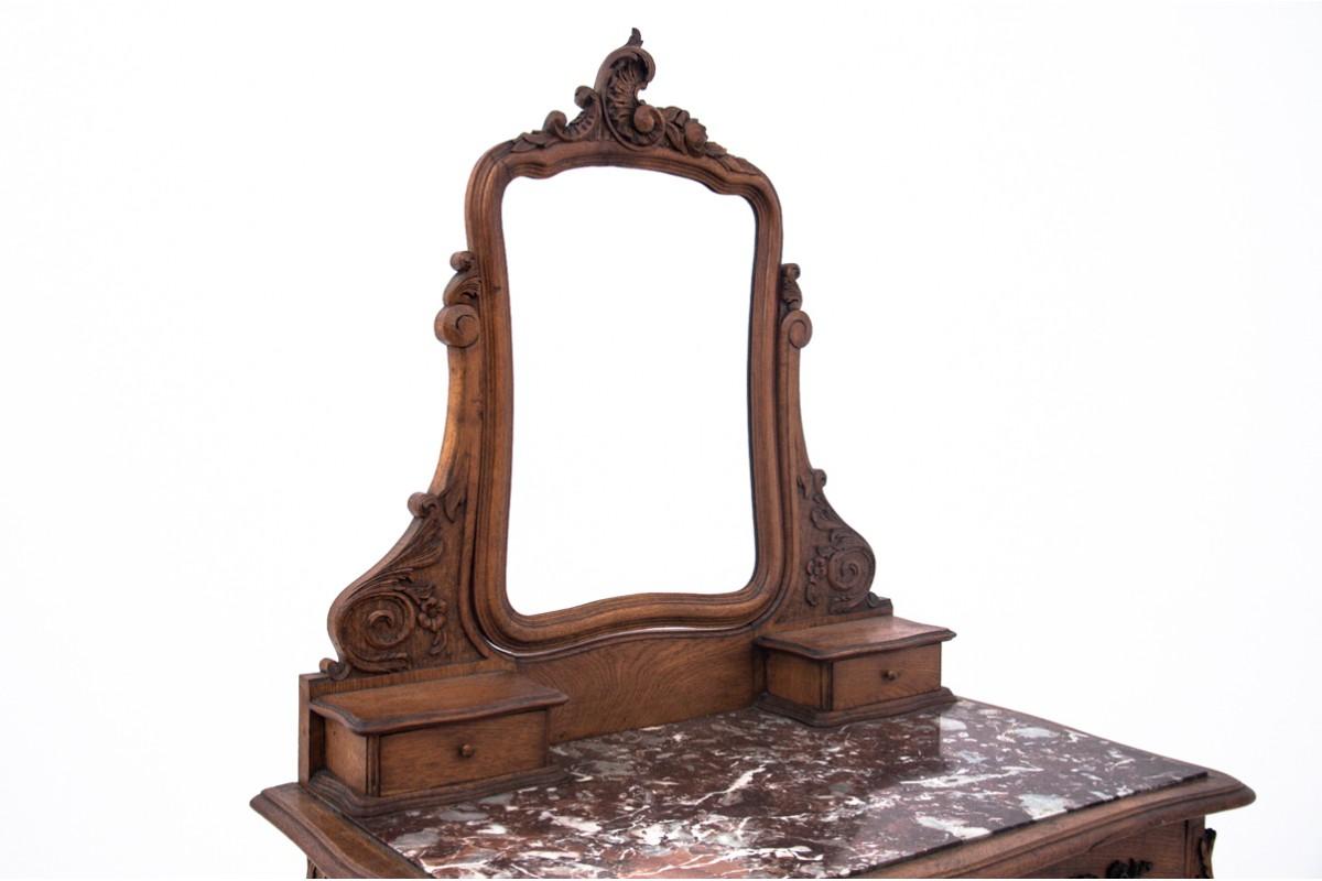 Table de toilette ancienne d'environ 1900.

Dimensions : hauteur 152 cm / largeur 91 cm / profondeur. 54 cm