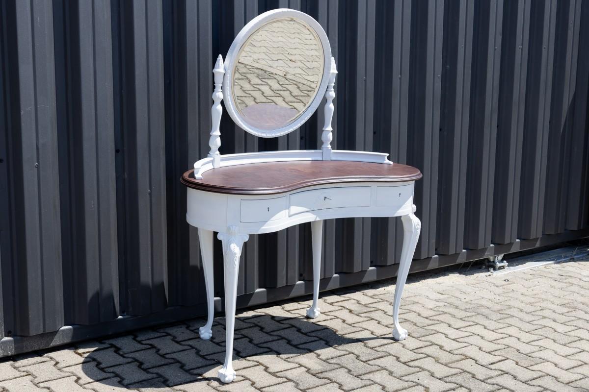 Coiffeuse ancienne du début du 20e siècle de style provençal.

Le meuble comporte trois tiroirs sous le plateau, tous verrouillables. Le plateau spacieux est idéal pour ranger les objets utilitaires et décoratifs. La coiffeuse est équipée d'un