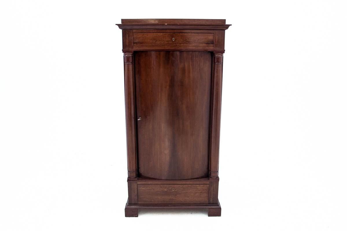 Un'antica cassettiera del 1860 circa, in elegante stile Biedermeier, è un pezzo unico del Nord Europa. Lo stile Biedermeier si distingue per la semplicità delle forme, la funzionalità e l'attenzione al comfort d'uso, che si riflette perfettamente in