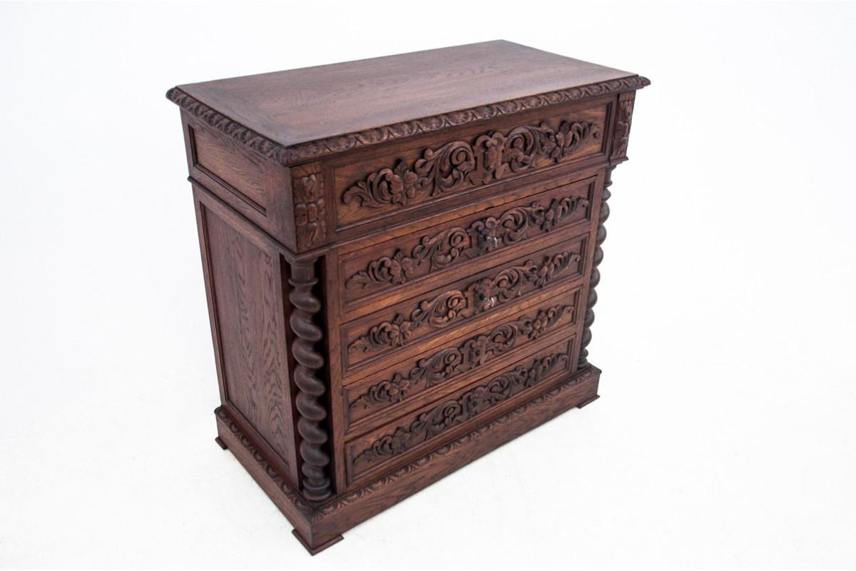 Commode - coiffeuse, France, vers 1885.

Très bon état, après une rénovation professionnelle.

Bois : chêne

dimensions : hauteur 100 cm largeur 100 cm profondeur 55 cm