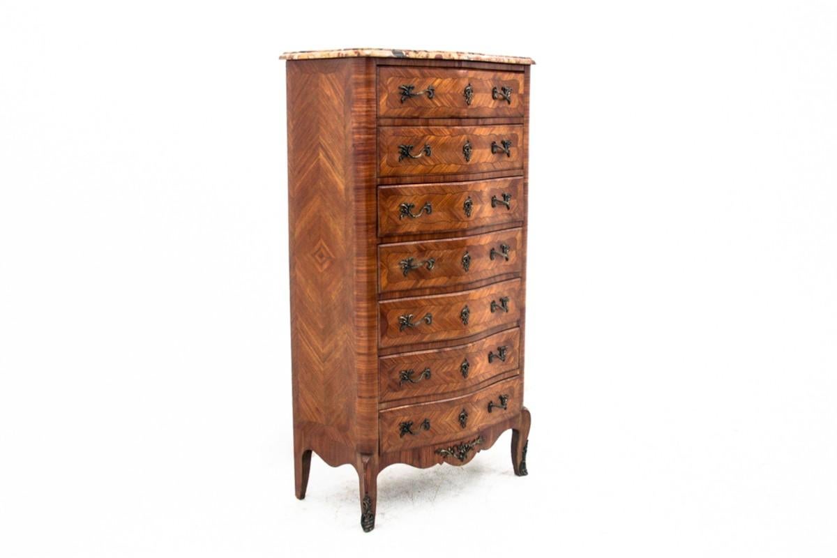 Antique chest of drawers from around 1870.

Furniture in very good condition.

Dimensions: height 141 cm / width 84 cm / depth 41 cm