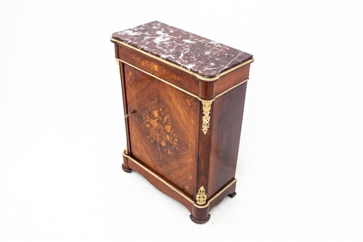 Antica cassettiera intarsiata, Europa del Nord, 1890 circa. In condizioni buone in vendita a Chorzów, PL