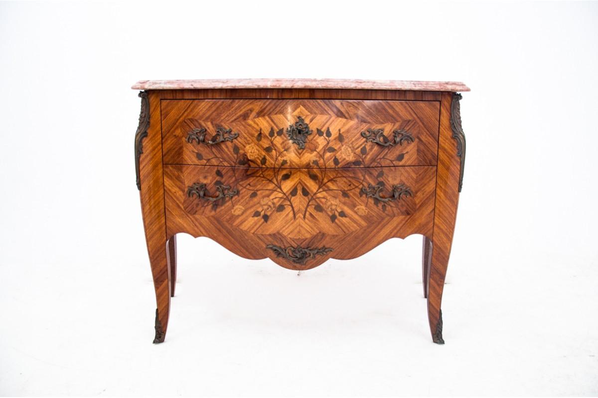 French chest of drawers with two drawers. Produced in France around 1880. made of walnut wood and marble top. Decorated with brass handles and floral inlay.

Very good condition.

Wood: walnut

dimensions: height 91 cm width 122 cm depth 53 cm
