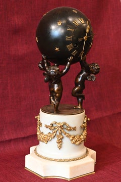 Orologio da camino in bronzo in stile Luigi XVI con tre amorini e un cielo stellato