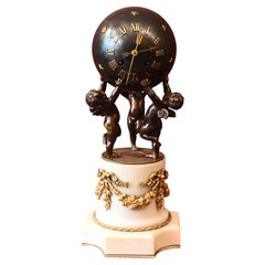 Orologio da camino in bronzo in stile Luigi XVI con tre amorini e un cielo stellato