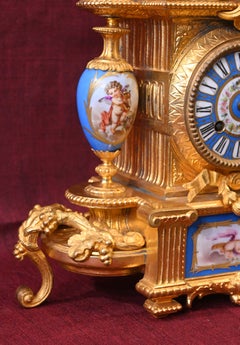 Splendido orologio da caminetto in bronzo dorato e porcellana in stile Luigi XVI – Napoleone III