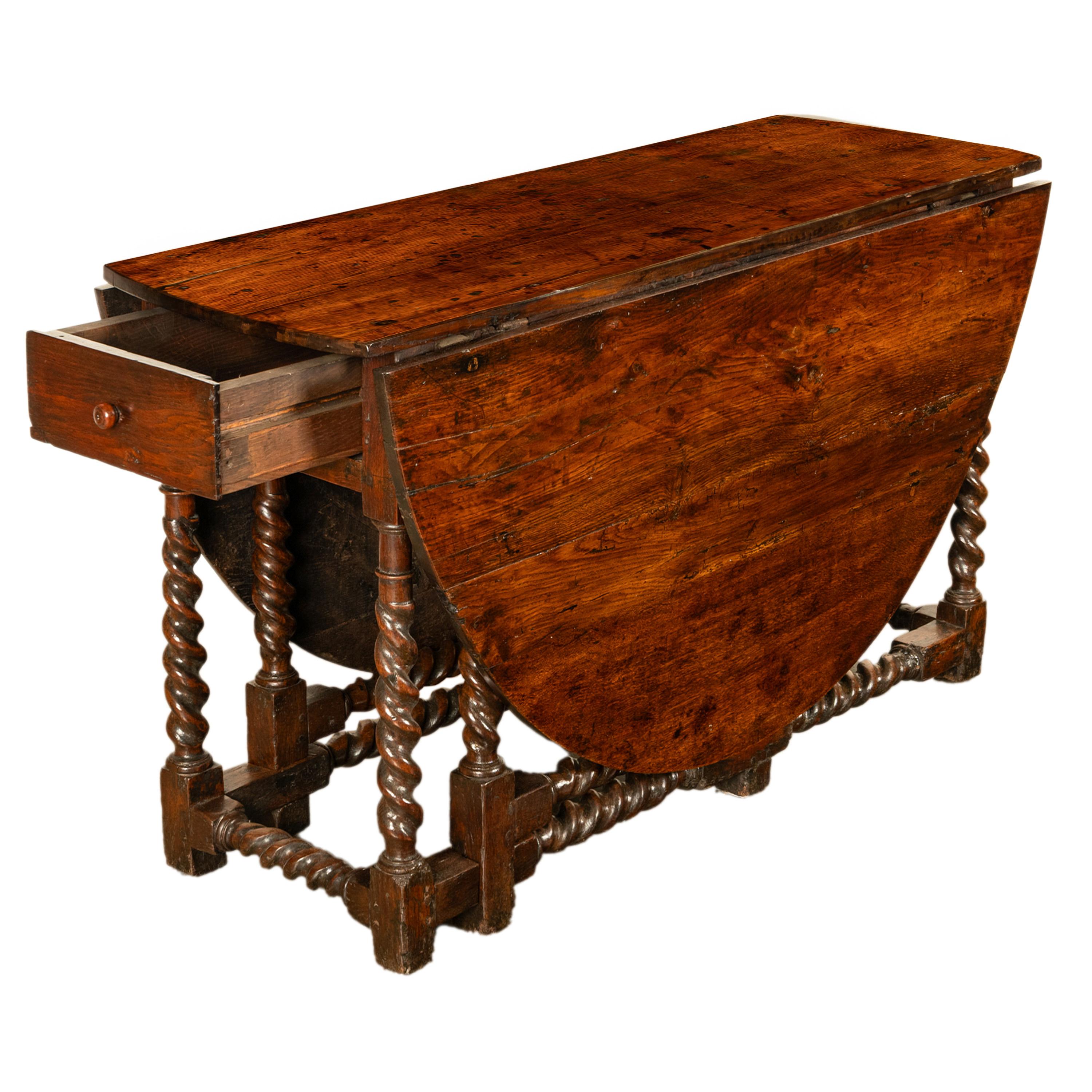 Tourné Table de salle à manger ancienne du 17e siècle en Oak Oak Twist Gateleg 1690 en vente