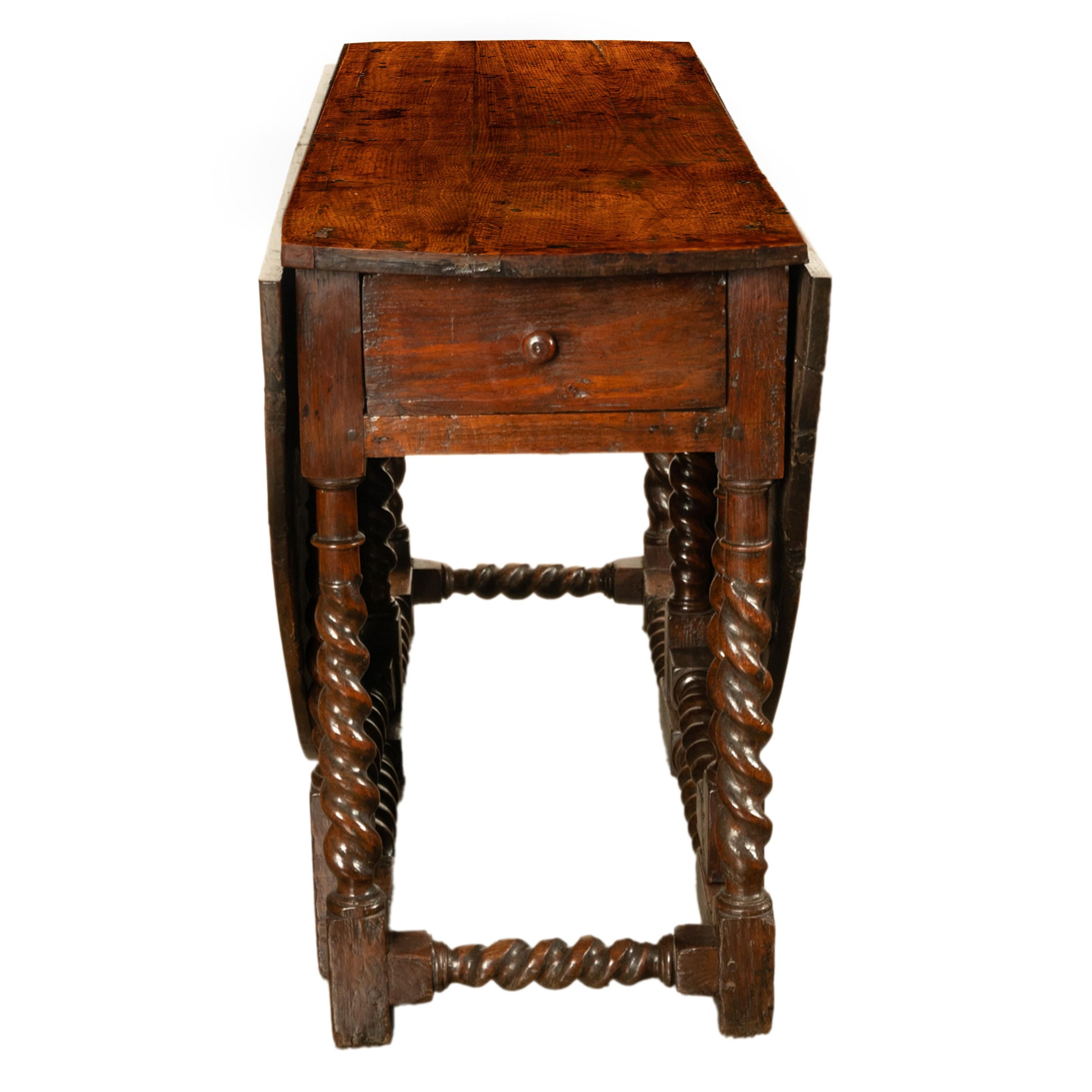 Fin du XVIIe siècle Table de salle à manger ancienne du 17e siècle en Oak Oak Twist Gateleg 1690 en vente
