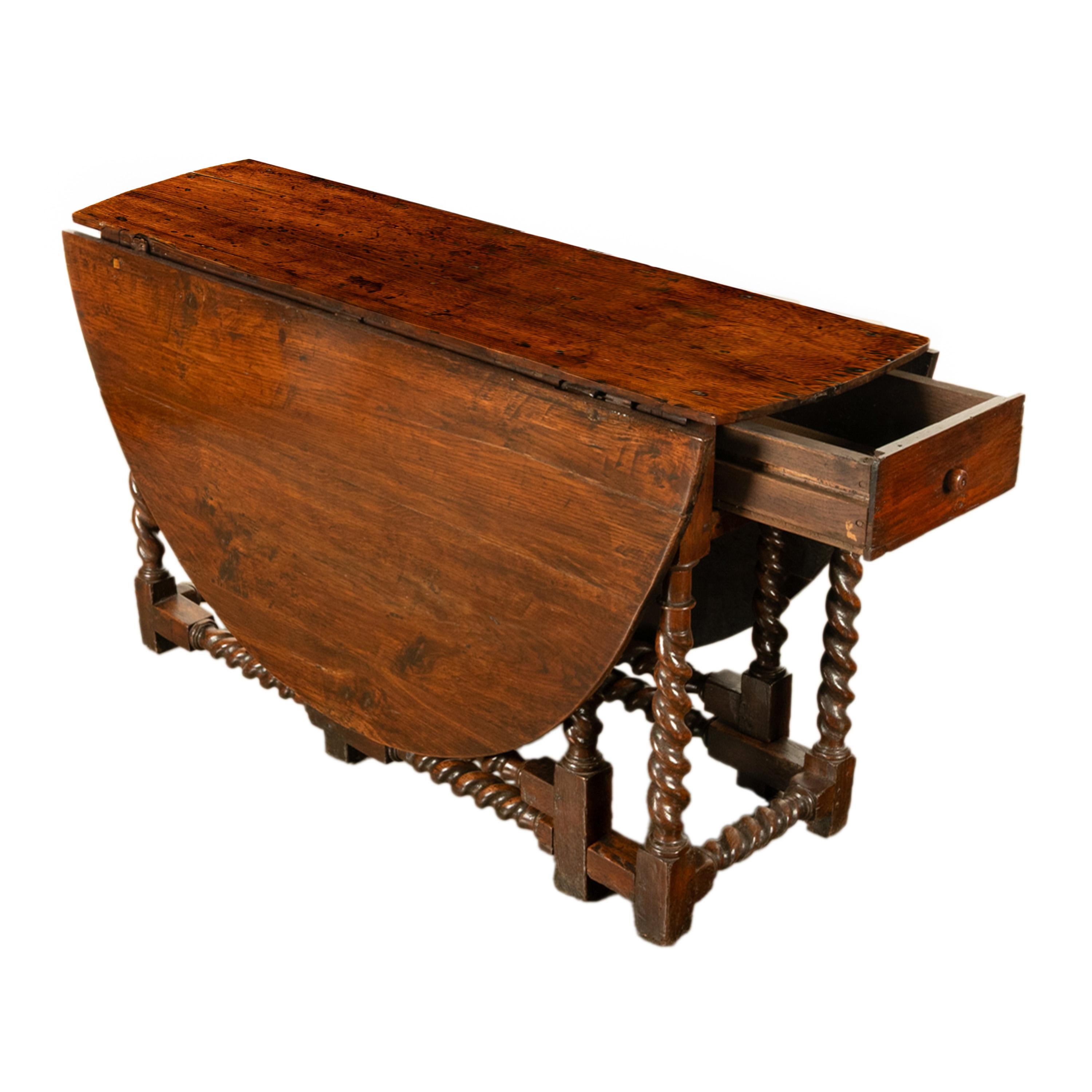 Table de salle à manger ancienne du 17e siècle en Oak Oak Twist Gateleg 1690 en vente 1