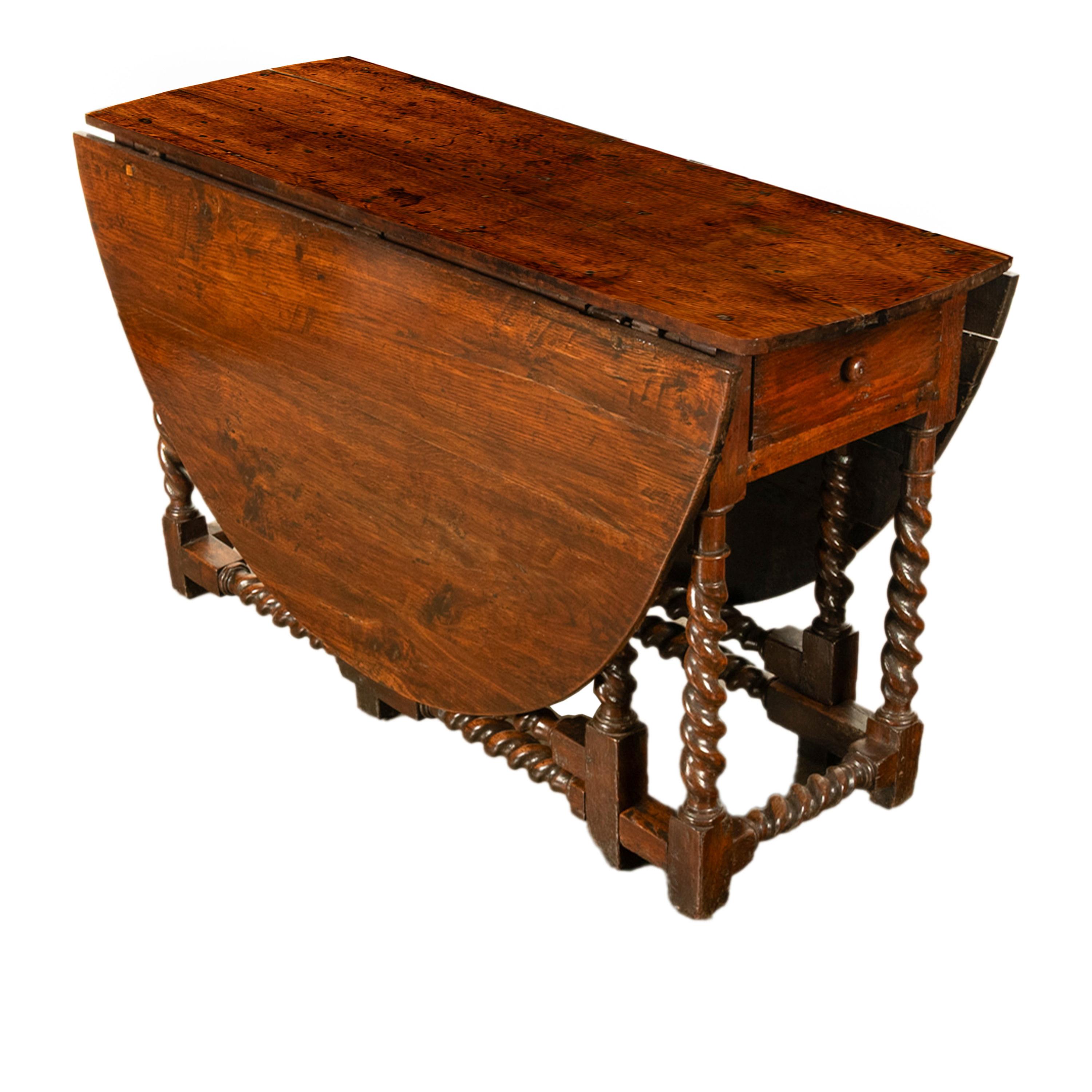Table de salle à manger ancienne du 17e siècle en Oak Oak Twist Gateleg 1690 en vente 2