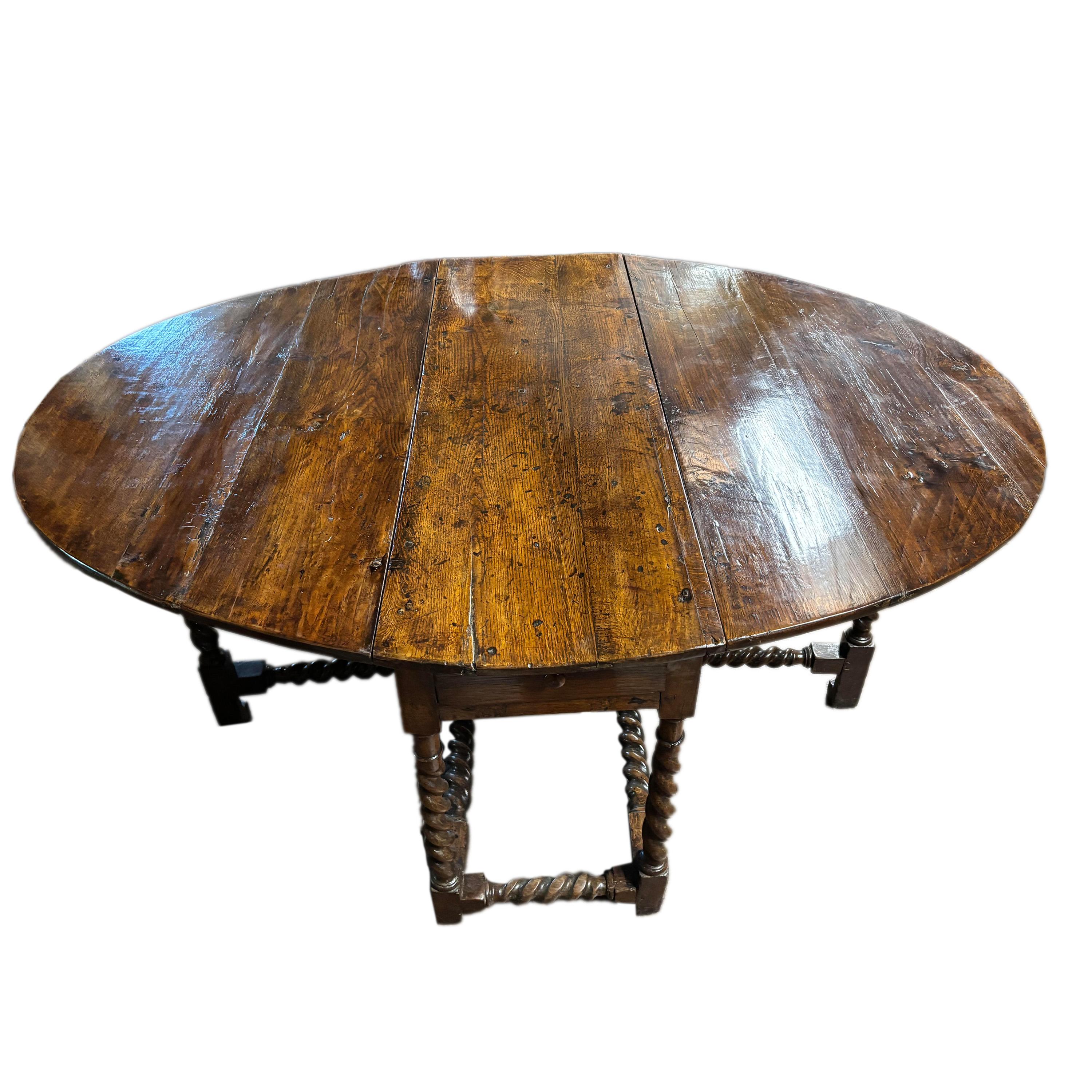 Une belle et importante table de salle à manger de maison de campagne en chêne William & Mary du XVIIe siècle, vers 1690.
Lorsqu'elle est déployée, la table est de forme ovale et comporte un tiroir à chaque extrémité. Les pieds tombants sont dotés