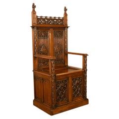 Antiker französischer Thronsessel aus geschnitztem Eichenholz im neugotischen Stil aus dem 19. Jahrhundert mit Stauraum, um 1880
