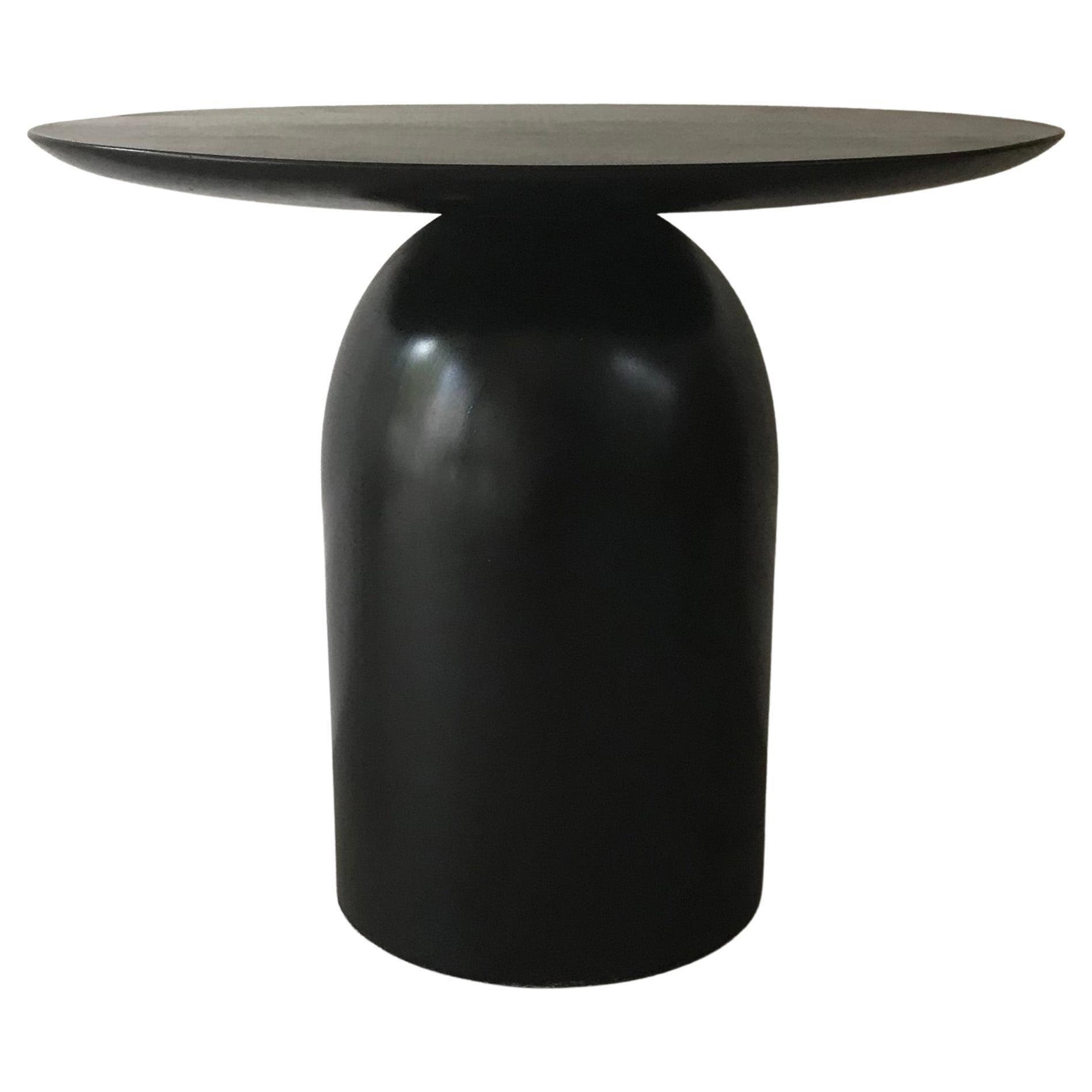 Table d'appoint ou table basse Egg Noir de Wende Reid, ébénisée, minimaliste et sculpturale