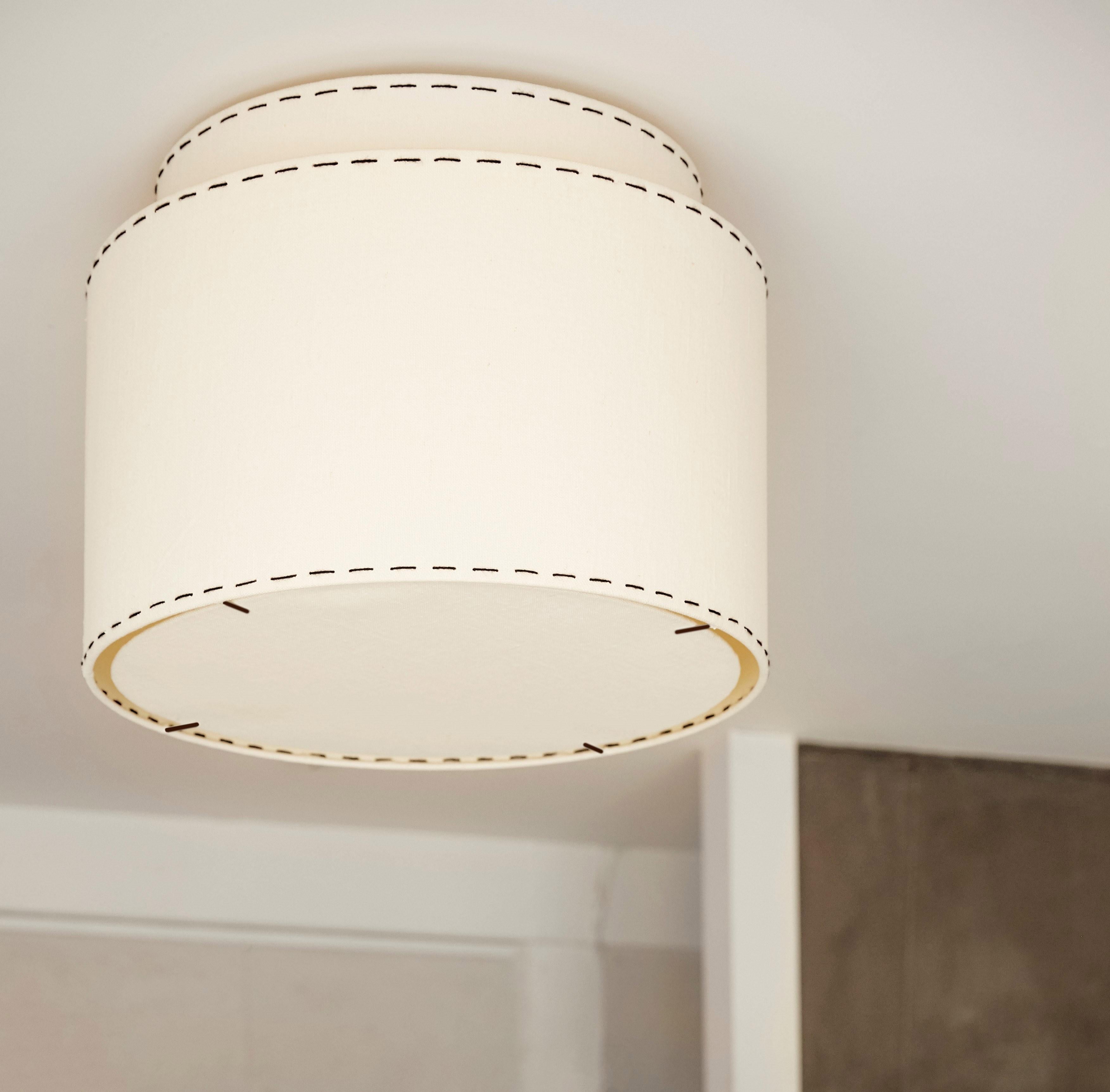 Les plafonniers Joe s'inspirent de la boîte à boutons de manchette Mark Cross de mon père, datant du milieu du siècle dernier. La forme géométrique s'accorde avec toute décoration contemporaine, mid-century ou art déco.  Nous utilisons des draps