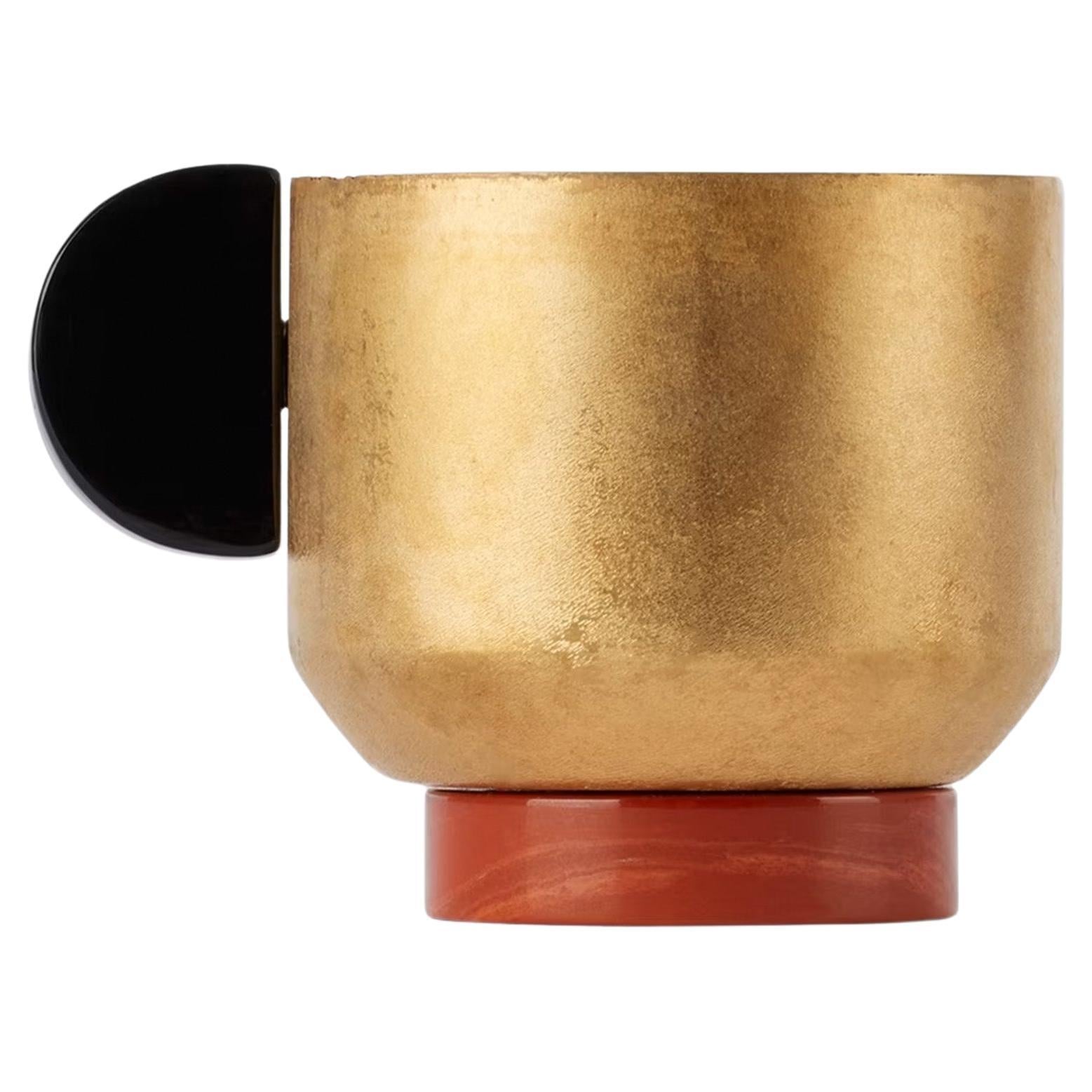Taza de té contemporánea con asa de piedra de ónice bañada en oro en Italia por Natalia Criado en venta