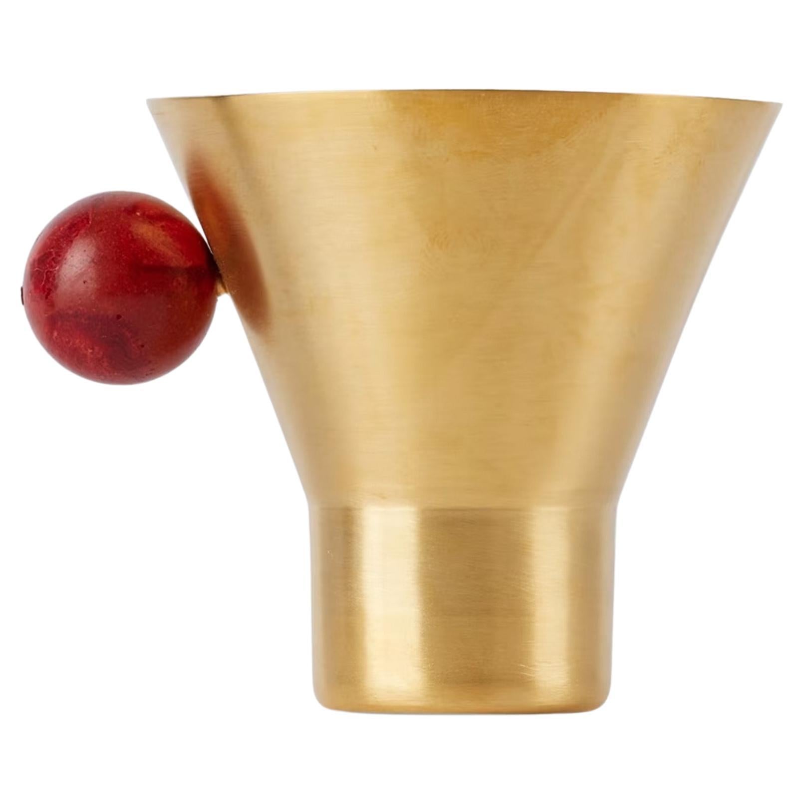 Tazza a cono contemporanea placcata in oro con pietra rossa realizzata a mano in Italia da Natalia Criado in vendita