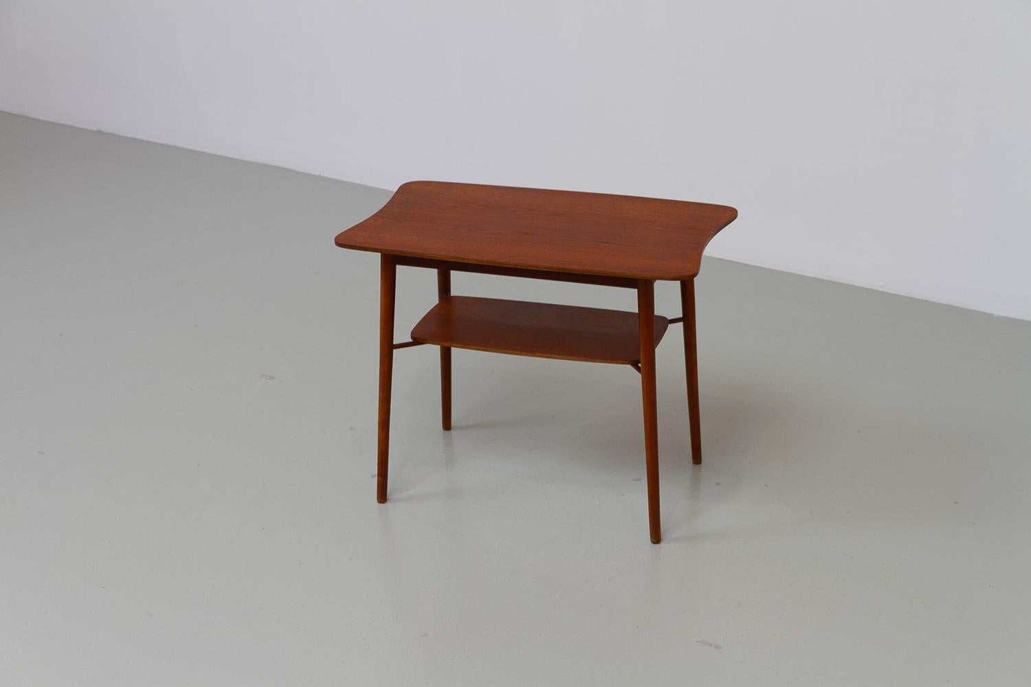 Table d'appoint ou table basse organique danoise en teck, années 1940. 

Ce petit bijou est une table d'appoint ou une petite table basse de style The Modern Scandinavian Mid-Century Modern avec étagère sous-jacente. 
Fabriquée en teck stratifié,