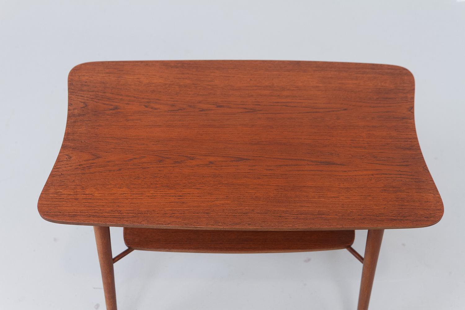 Danois Table d'appoint ou table basse organique danoise en teck, années 1940. en vente