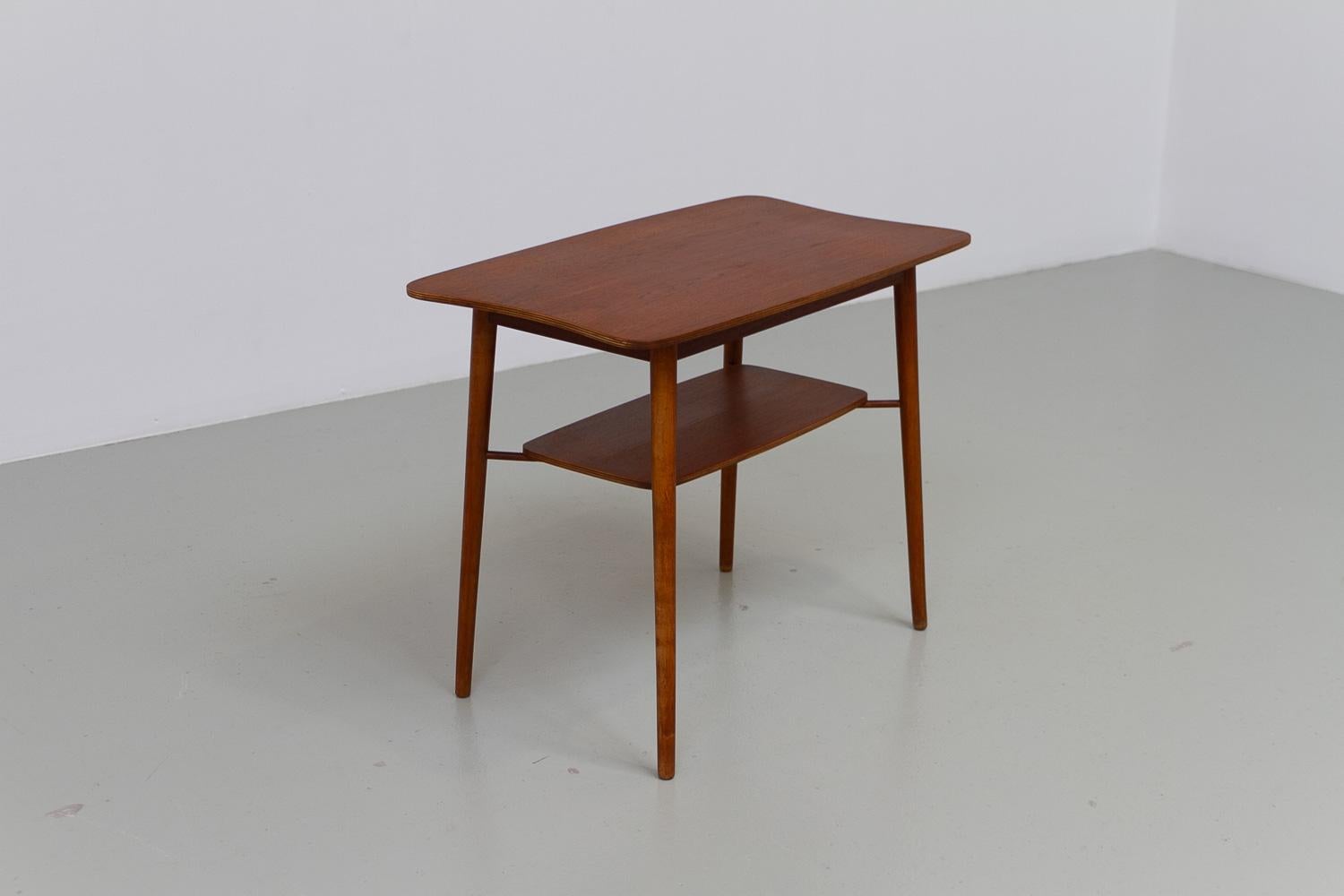 Mid-Century Modern Table d'appoint ou table basse organique danoise en teck, années 1940. en vente