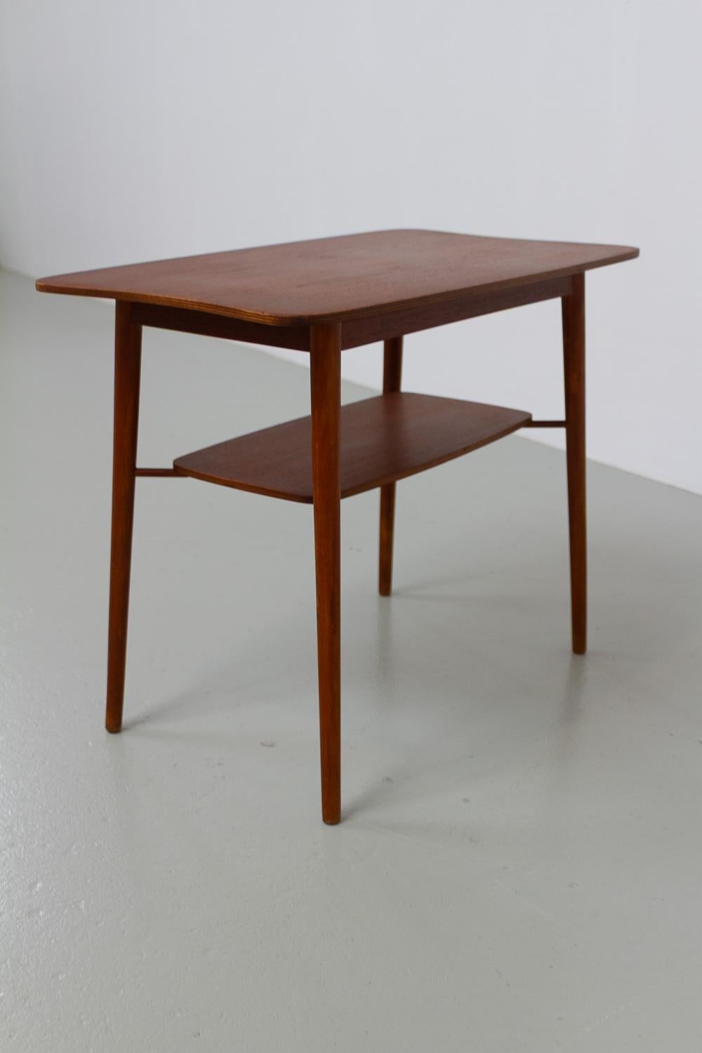 Teck Table d'appoint ou table basse organique danoise en teck, années 1940. en vente